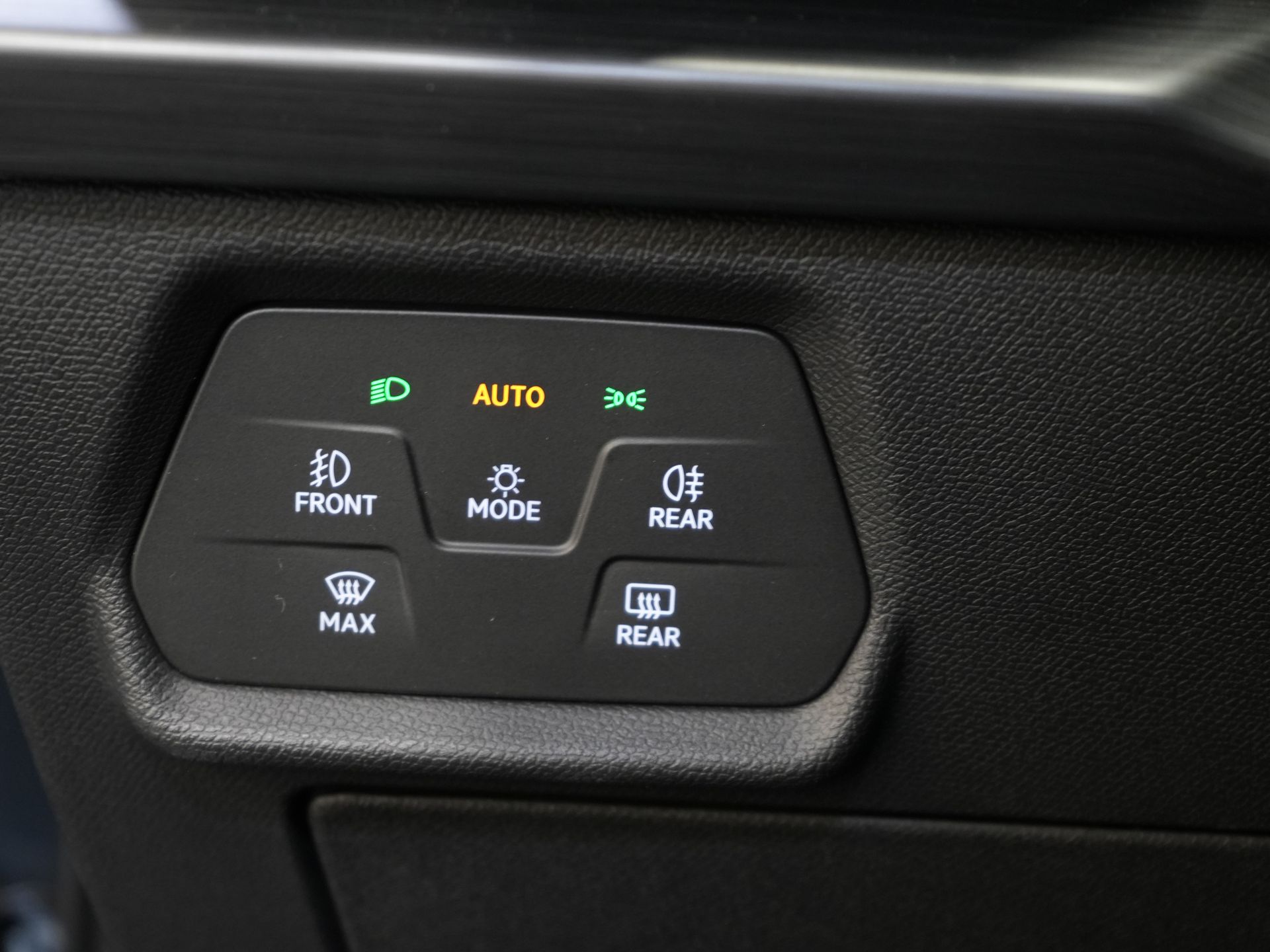 CUPRA Formentor SUV 1.4 e-Hybrid 245 hp VZ Performance Edition Panoramic roof/ Electric tow bar/ Electric tailgate/ Memory seats/ Matrix headlights/ Adaptive cruise control/ CarPlay/ Camera/ St