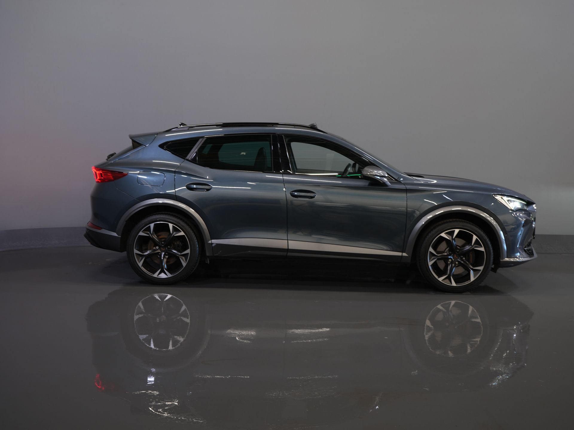 CUPRA Formentor SUV 1.4 e-Hybrid 245 hp VZ Performance Edition Panoramic roof/ Electric tow bar/ Electric tailgate/ Memory seats/ Matrix headlights/ Adaptive cruise control/ CarPlay/ Camera/ St