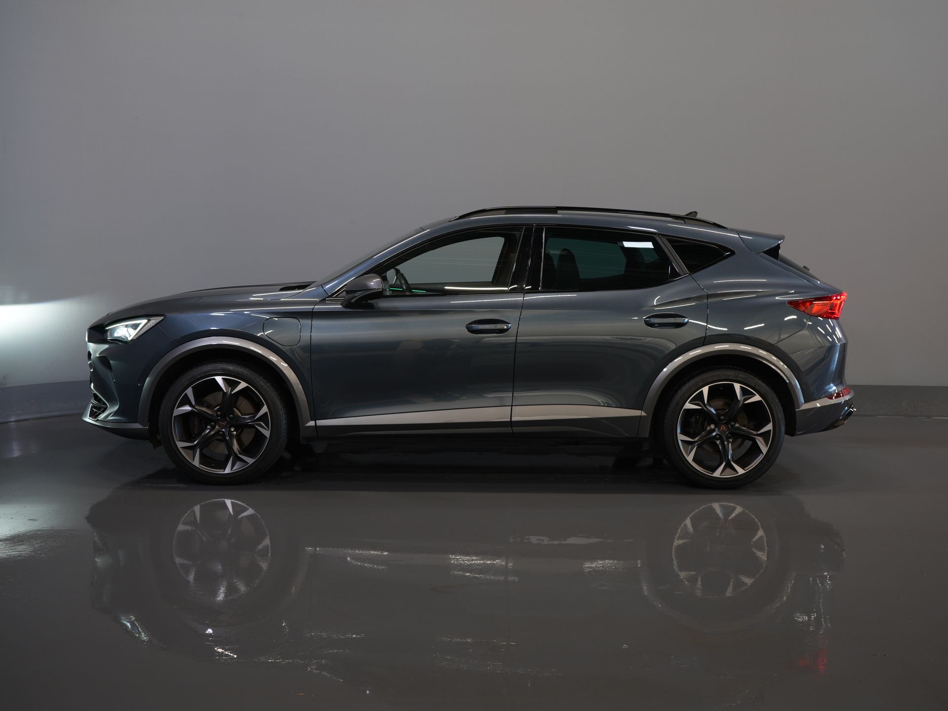 CUPRA Formentor SUV 1.4 e-Hybrid 245 hp VZ Performance Edition Panoramic roof/ Electric tow bar/ Electric tailgate/ Memory seats/ Matrix headlights/ Adaptive cruise control/ CarPlay/ Camera/ St