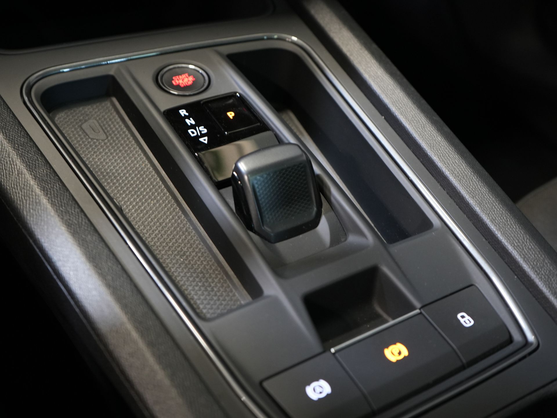 CUPRA Formentor SUV 1.4 e-Hybrid 245 hp VZ Performance Edition Panoramic roof/ Electric tow bar/ Electric tailgate/ Memory seats/ Matrix headlights/ Adaptive cruise control/ CarPlay/ Camera/ St