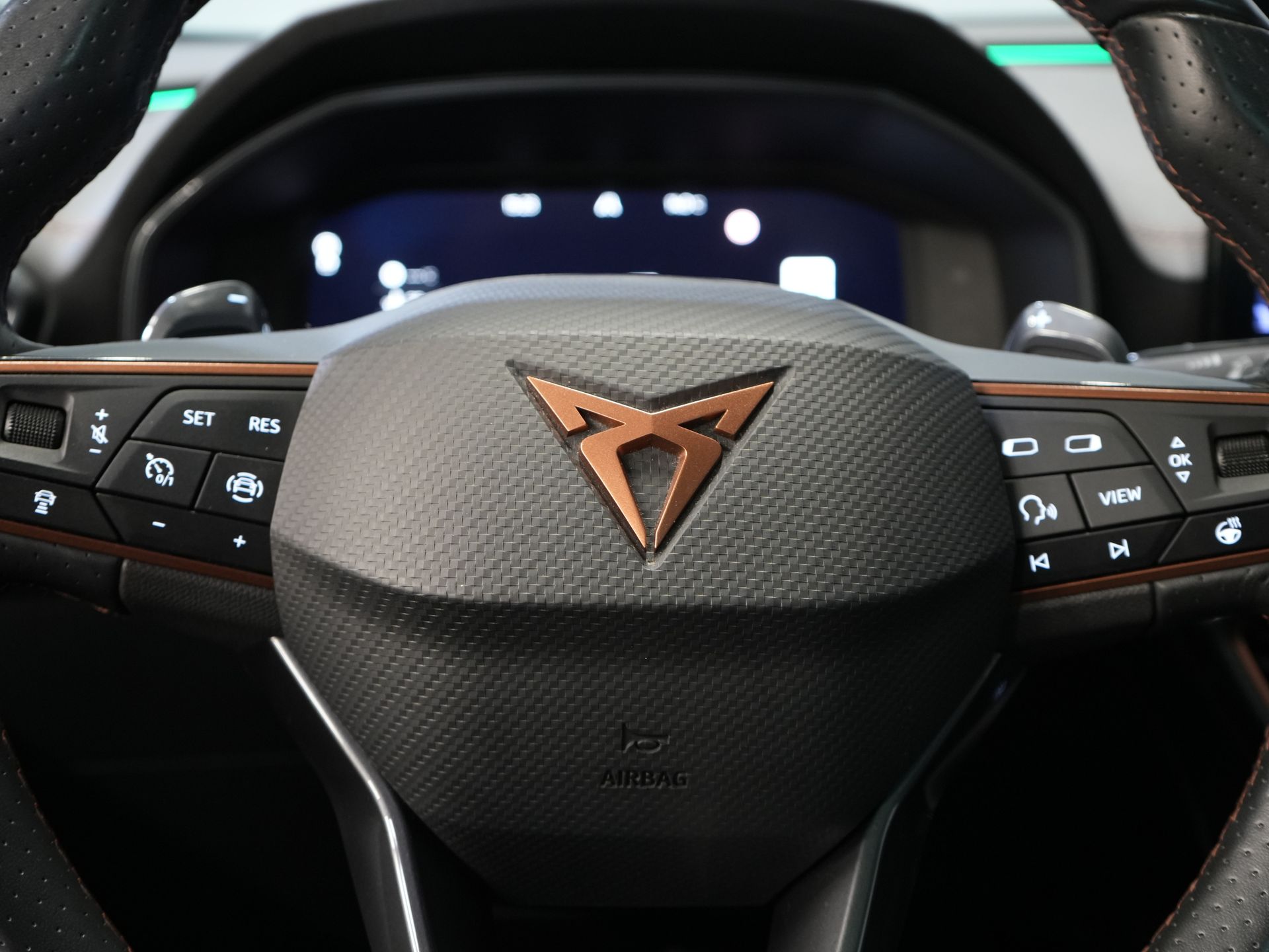 CUPRA Formentor SUV 1.4 e-Hybrid 245 hp VZ Performance Edition Panoramic roof/ Electric tow bar/ Electric tailgate/ Memory seats/ Matrix headlights/ Adaptive cruise control/ CarPlay/ Camera/ St