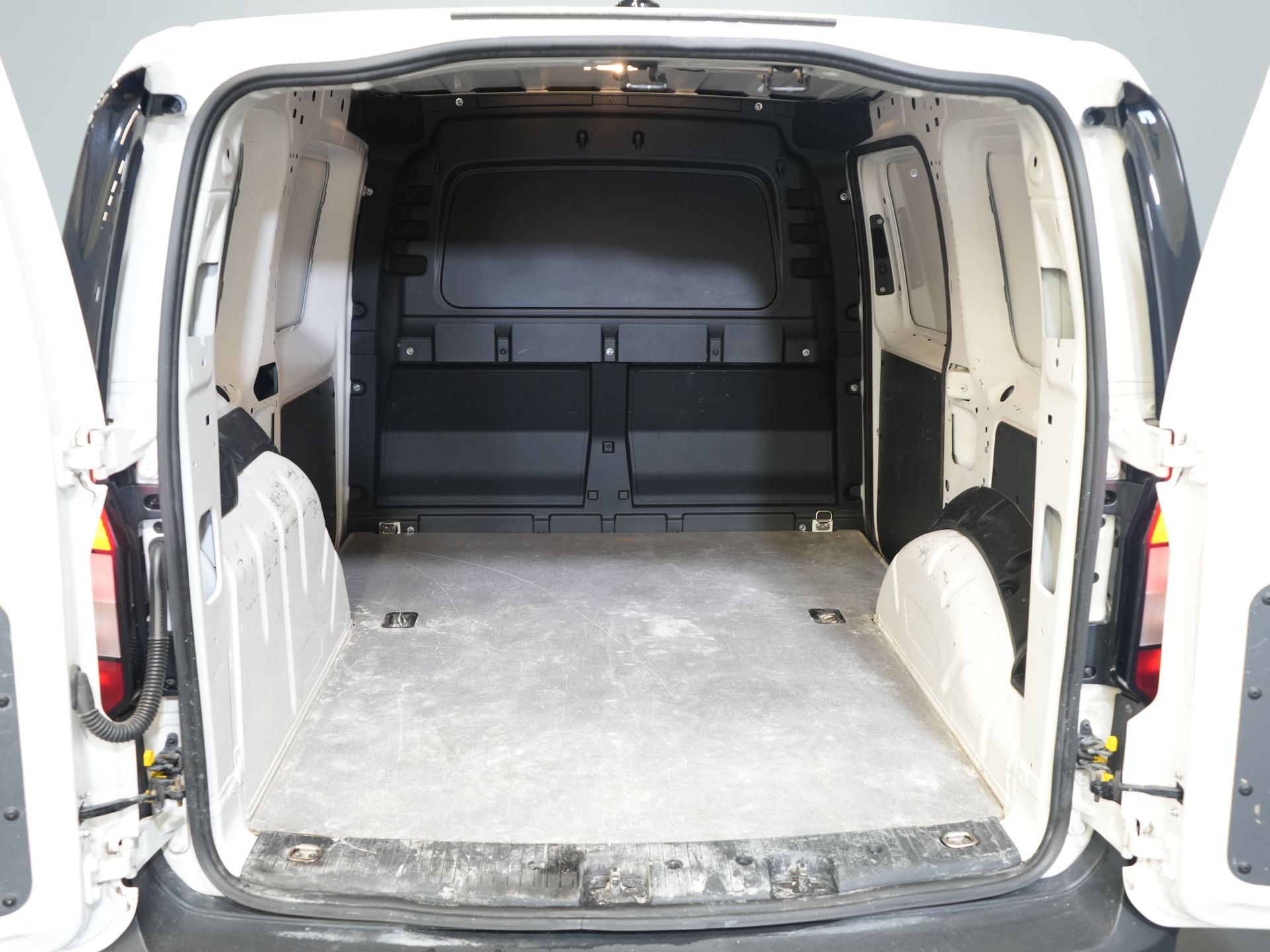 Volkswagen Caddy Cargo Van 2.0 TDI 125 cv DSG Aut. Carplay/ Riscaldatore del cavalletto/ Riscaldamento dei sedili/ Climatizzatore/ Crociera/ PDC/ Barra di traino