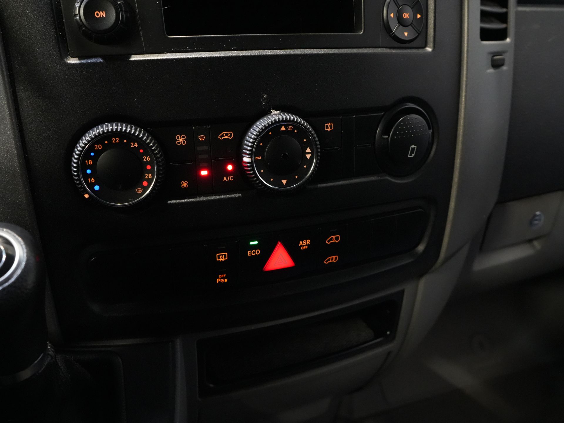 Mercedes-Benz Sprinter Пасажирський транспорт 213 2.2 CDI Авт. L2H2 €13 915,- Вкл. ПДВ (BPM FREE) ЕКСПОРТ Комбі/ 9 осіб/ Kombi/ 9P/ Airco/ PDC