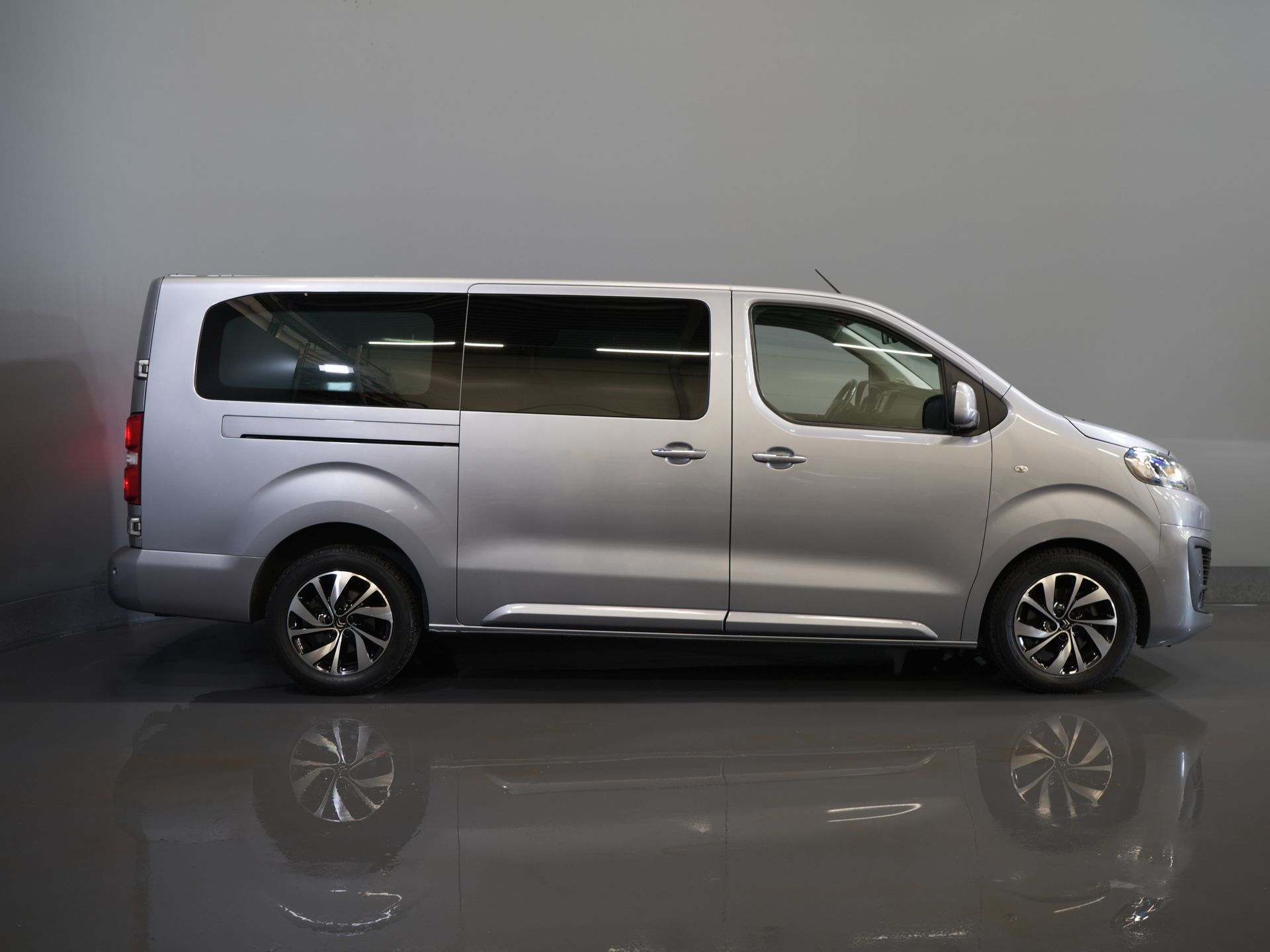 Citroën Jumpy Van 2.0 HDI 180 cv Aut DC Doppia Cabina Xenon/ Adapt.Cruise/ Riscaldatore a cavalletto/ 2x Porta scorrevole/ Carplay/ Keyless/ Clima/ Telecamera/ Navi/ 1