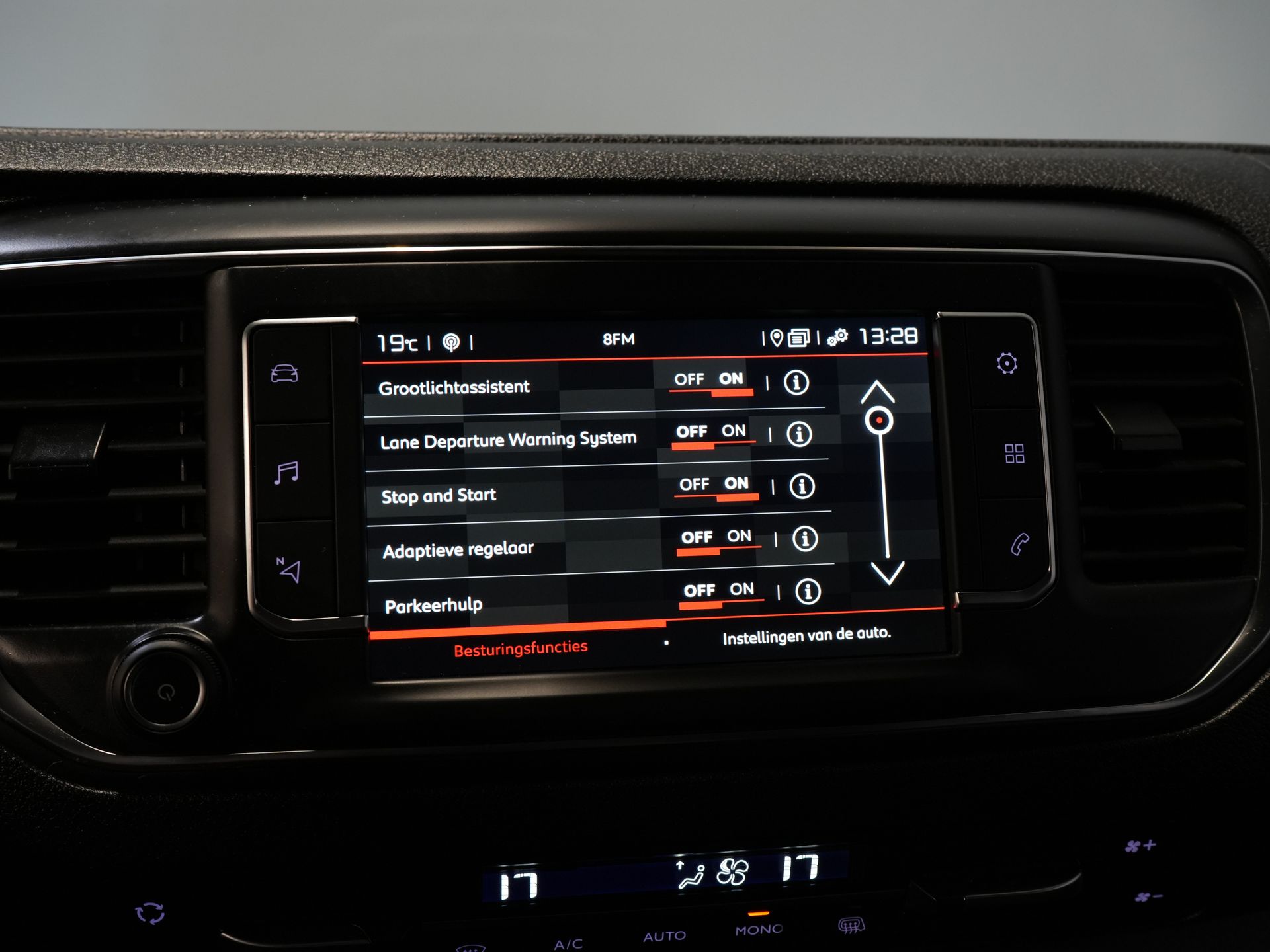 Citroën Jumpy Van 2.0 HDI 180 cv Aut DC Doppia Cabina Xenon/ Adapt.Cruise/ Riscaldatore a cavalletto/ 2x Porta scorrevole/ Carplay/ Keyless/ Clima/ Telecamera/ Navi/ 1