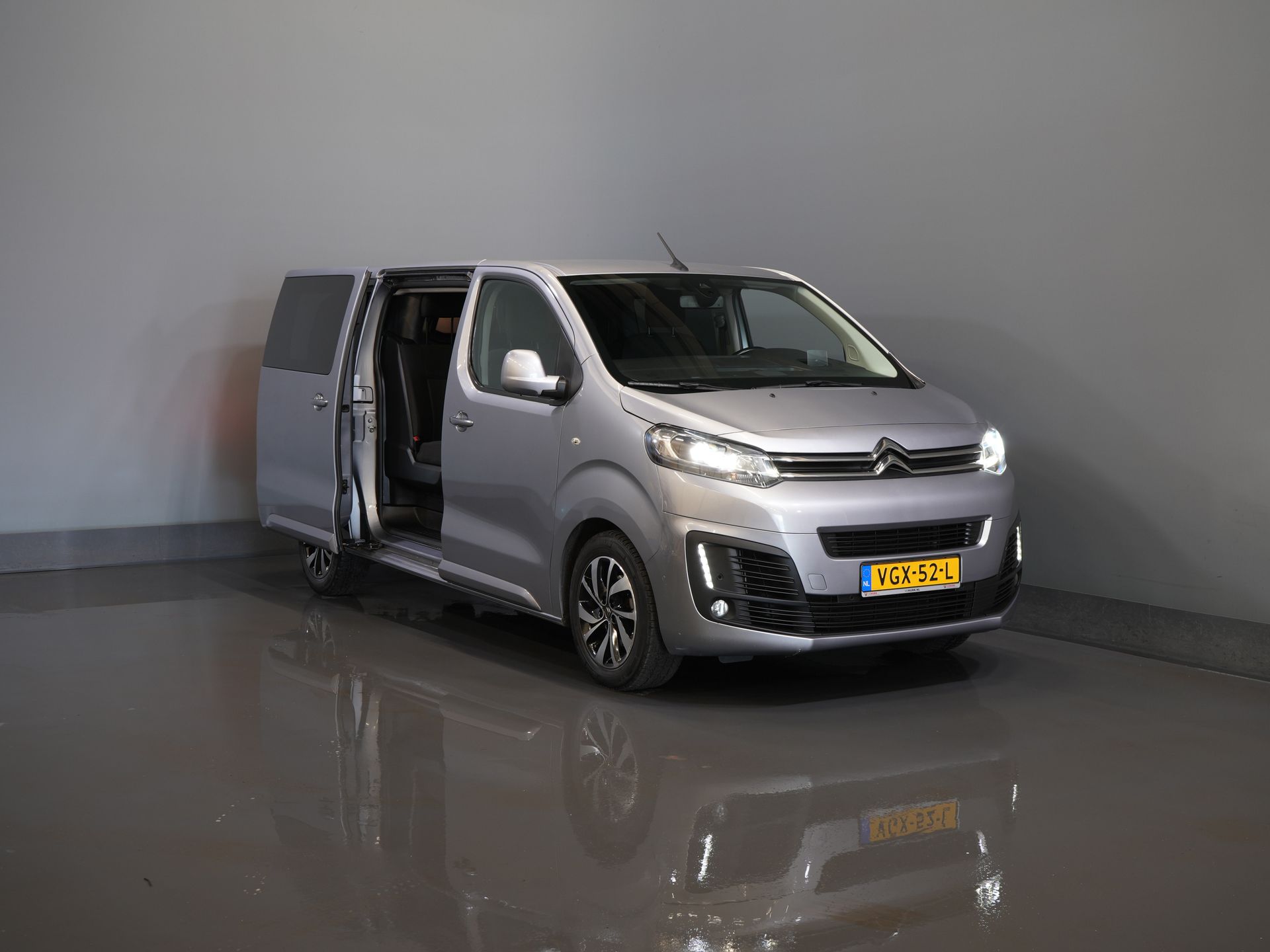 Citroën Jumpy Van 2.0 HDI 180 cv Aut DC Doppia Cabina Xenon/ Adapt.Cruise/ Riscaldatore a cavalletto/ 2x Porta scorrevole/ Carplay/ Keyless/ Clima/ Telecamera/ Navi/ 1