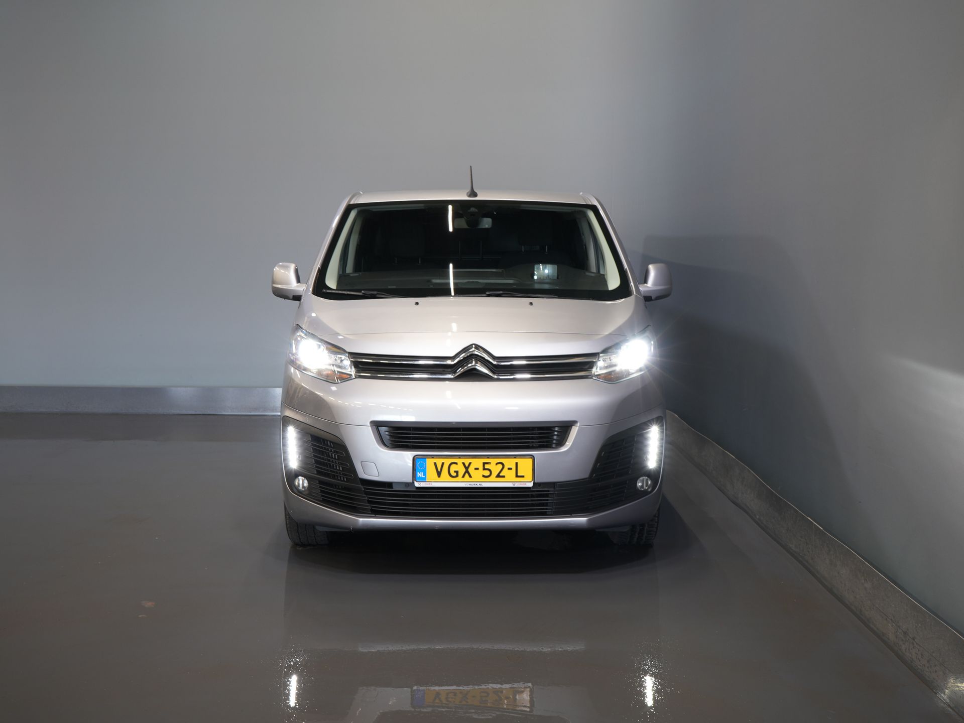 Citroën Jumpy Van 2.0 HDI 180 cv Aut DC Doppia Cabina Xenon/ Adapt.Cruise/ Riscaldatore a cavalletto/ 2x Porta scorrevole/ Carplay/ Keyless/ Clima/ Telecamera/ Navi/ 1