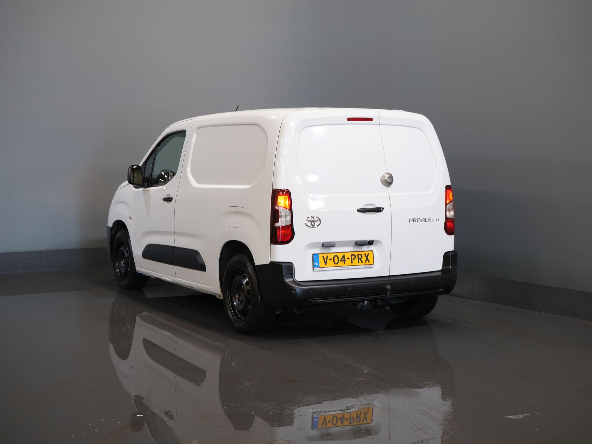 Toyota PROACE CITY Bestelbus 1.5 130 pk Aut. Carplay/ 3Pers./ Stoelverw./ Inrichting/ Camera/ Cruise/ Airco/ PDC/ Trekhaak