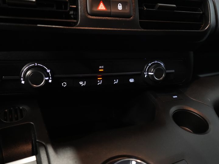 Toyota PROACE CITY Bestelbus 1.5 130 pk Aut. Carplay/ 3Pers./ Stoelverw./ Inrichting/ Camera/ Cruise/ Airco/ PDC/ Trekhaak