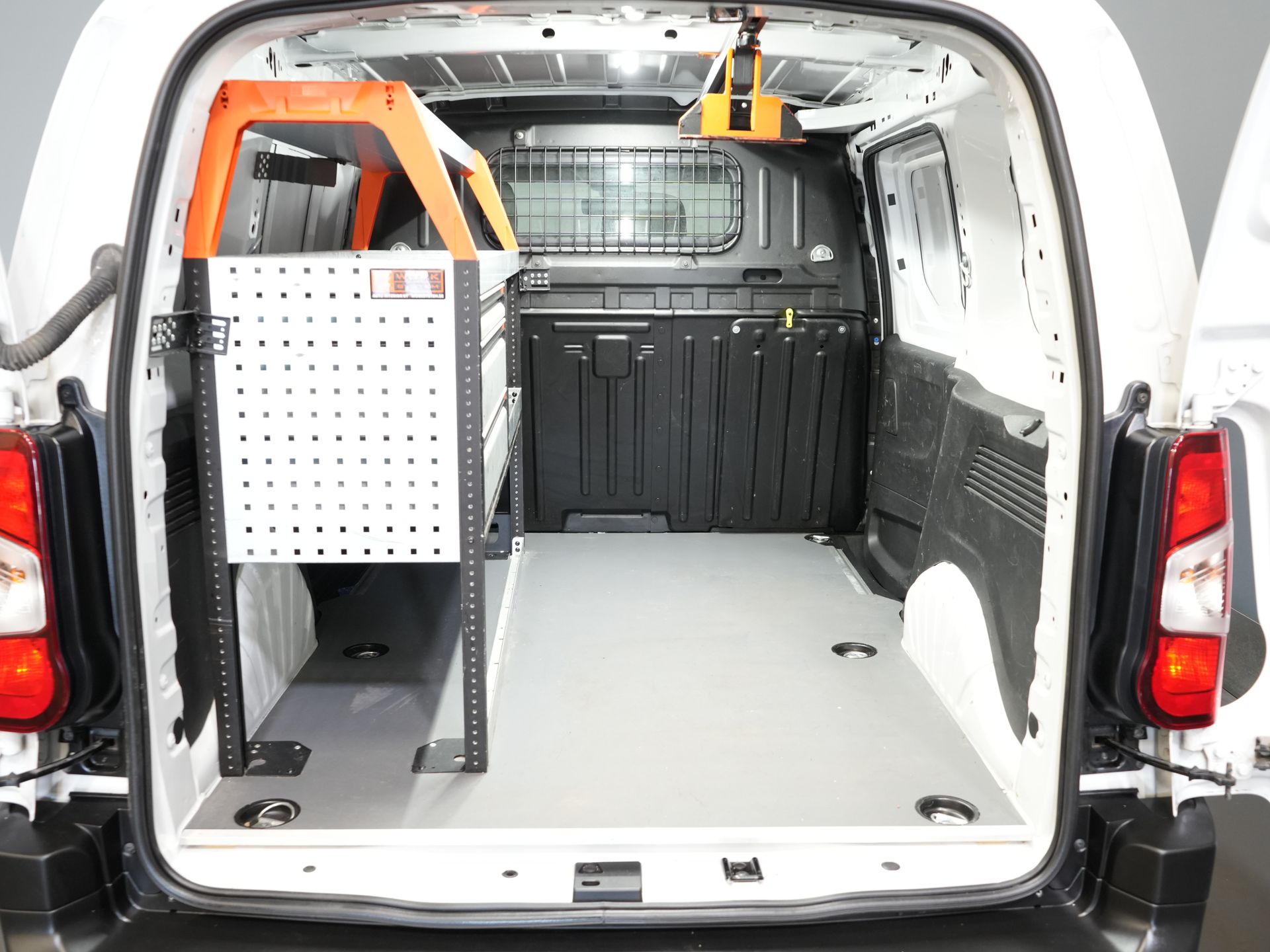 Toyota PROACE CITY Bestelbus 1.5 130 pk Aut. Carplay/ 3Pers./ Stoelverw./ Inrichting/ Camera/ Cruise/ Airco/ PDC/ Trekhaak