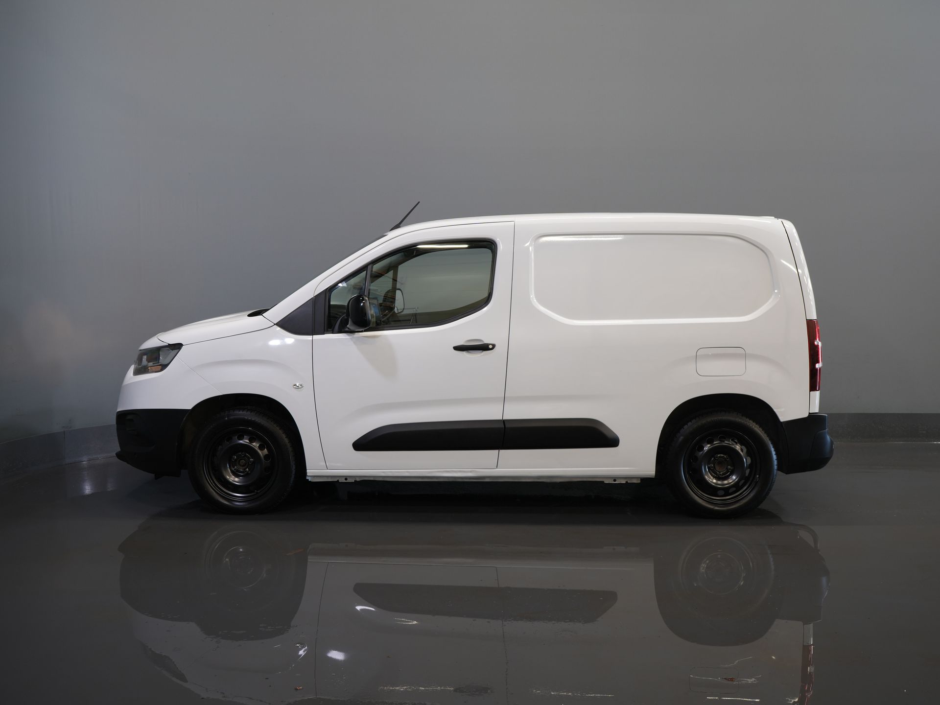 Toyota PROACE CITY Bestelbus 1.5 130 pk Aut. Carplay/ 3Pers./ Stoelverw./ Inrichting/ Camera/ Cruise/ Airco/ PDC/ Trekhaak