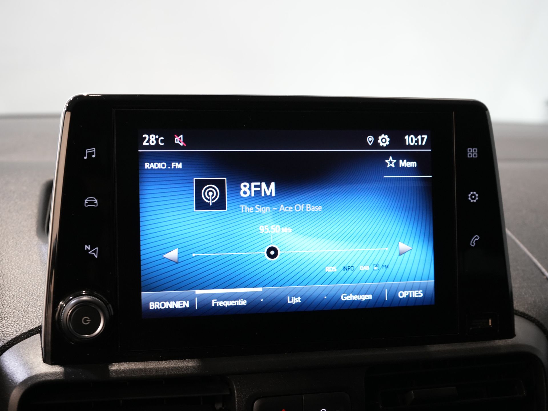 Toyota PROACE CITY Bestelbus 1.5 130 pk Aut. Carplay/ 3Pers./ Stoelverw./ Inrichting/ Camera/ Cruise/ Airco/ PDC/ Trekhaak