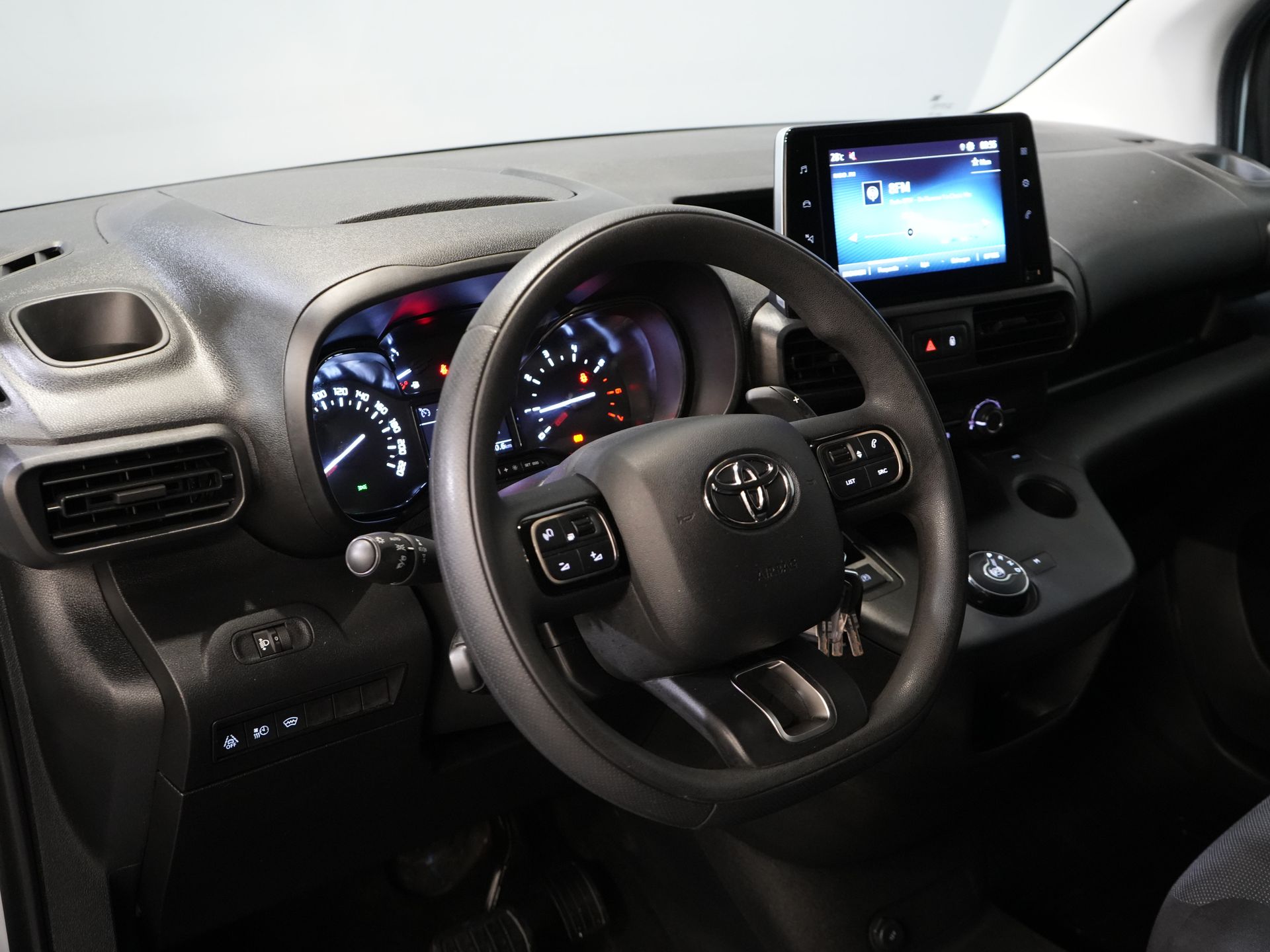 Toyota PROACE CITY Bestelbus 1.5 130 pk Aut. Carplay/ 3Pers./ Stoelverw./ Inrichting/ Camera/ Cruise/ Airco/ PDC/ Trekhaak