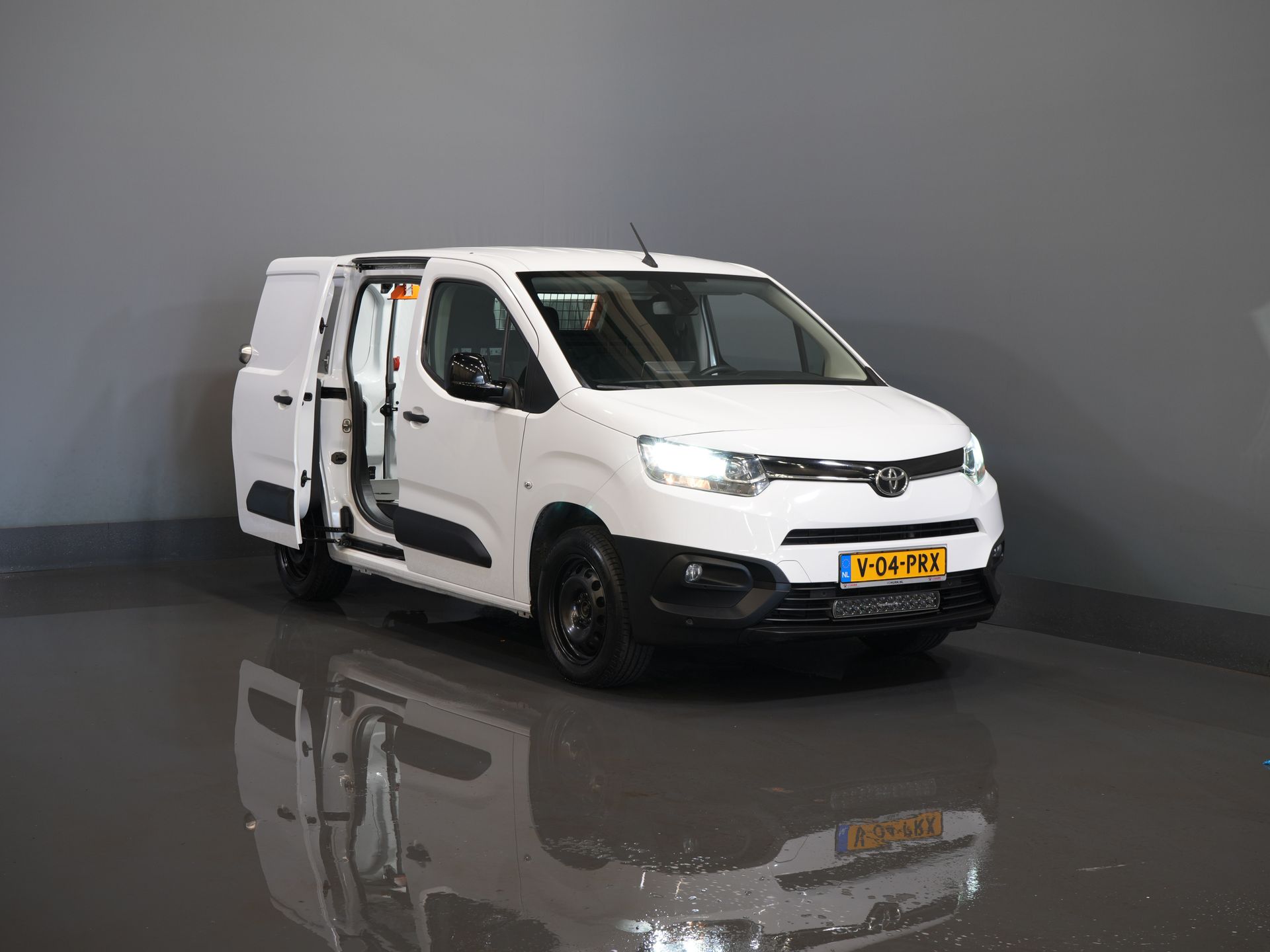 Toyota PROACE CITY Bestelbus 1.5 130 pk Aut. Carplay/ 3Pers./ Stoelverw./ Inrichting/ Camera/ Cruise/ Airco/ PDC/ Trekhaak