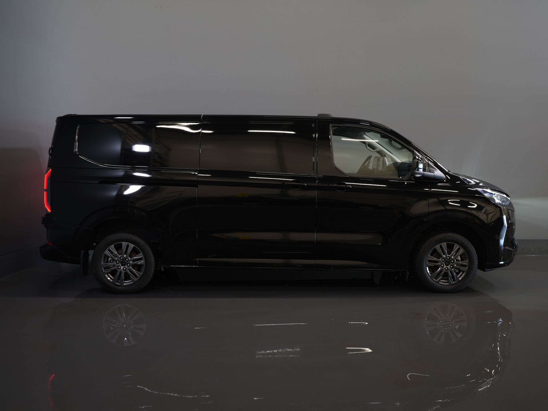 Ford E-Transit Custom Bestelbus 218 pk 330 km WLTP L2 Limited 2x Elek.Schuif/ 2.3t Trekverm./ Snellader/ B&O/ Adapt.Cruise/ Standkachel/ Carplay/ 360 Camera/ Tr
