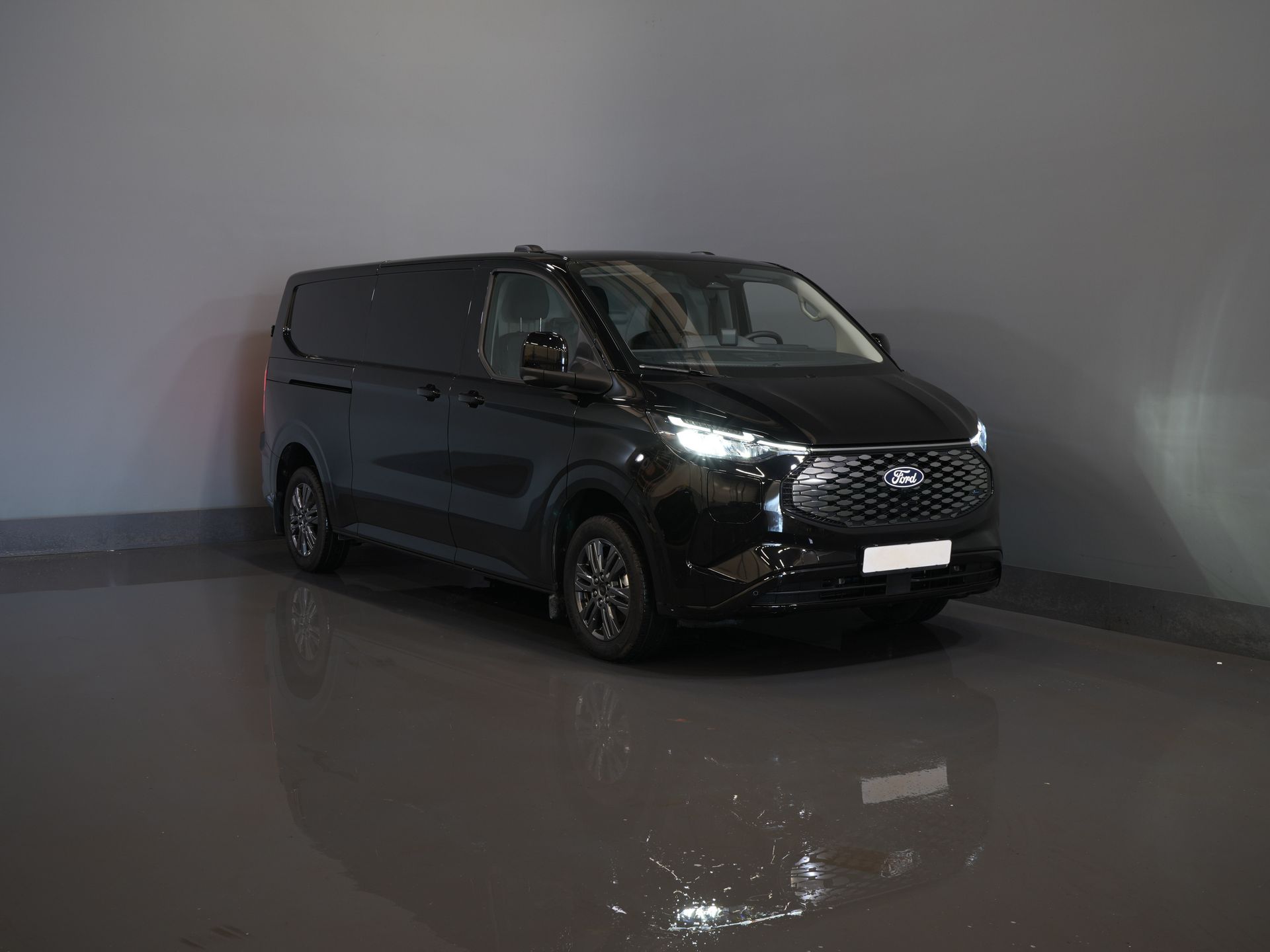 Ford E-Transit Custom Bestelbus 218 pk 330 km WLTP L2 Limited 2x Elek.Schuif/ 2.3t Trekverm./ Snellader/ B&O/ Adapt.Cruise/ Standkachel/ Carplay/ 360 Camera/ Tr