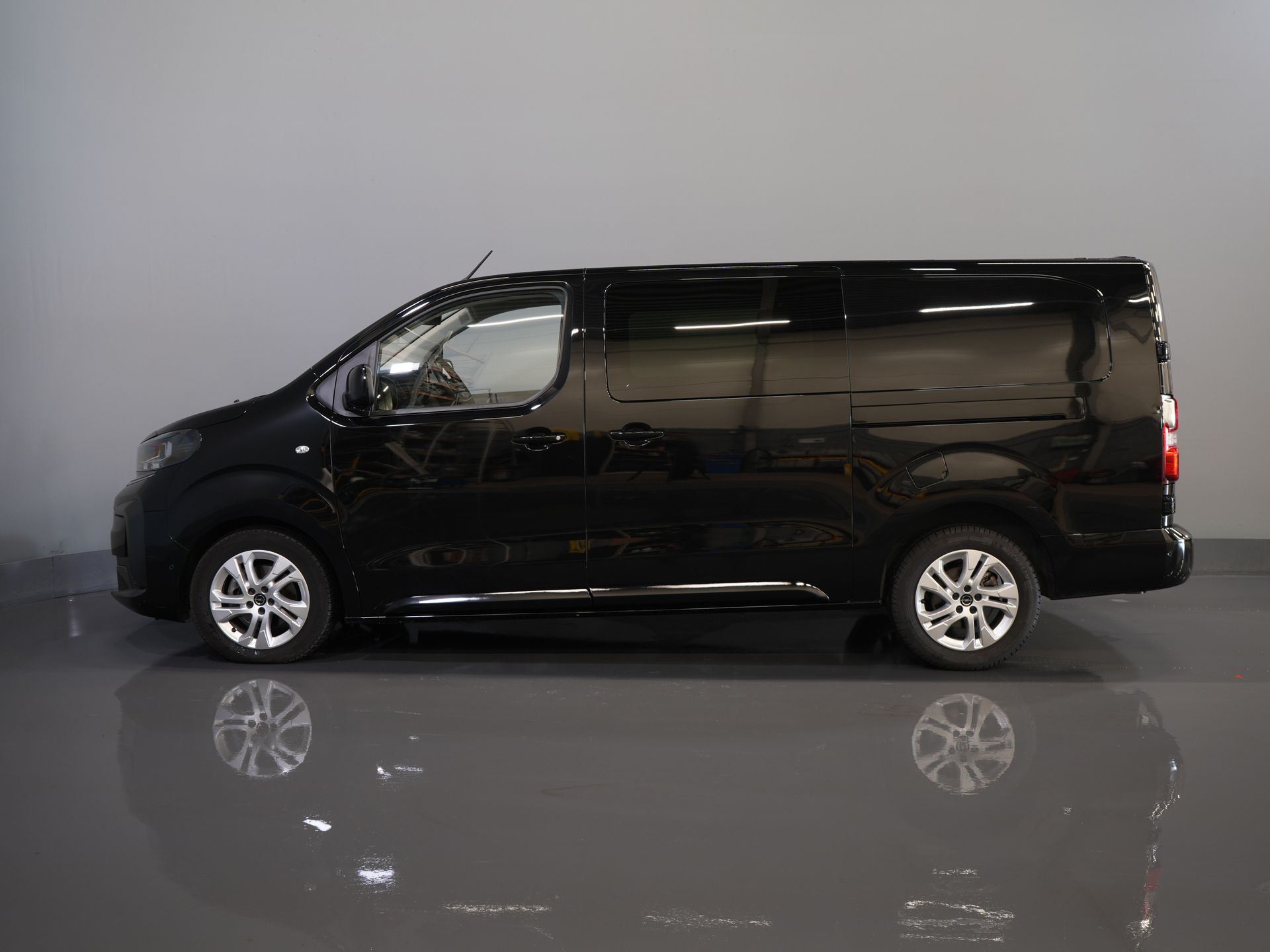 Opel Vivaro Van 2.0 CDTI 180 hp Aut DC Double Cab BPM FREE! 2xSliding door/ Adapt. Cruise/ Steering wheel/ Carplay/ LMV/ PDC/ Camera/ Detached towbar