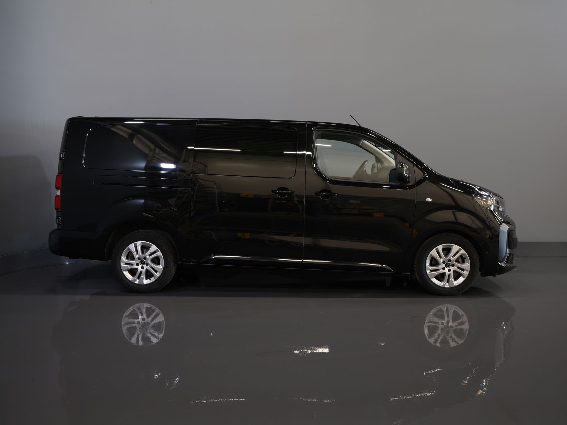 Opel Vivaro Van 2.0 CDTI 180 hp Aut DC Double Cab BPM FREE! 2xSliding door/ Adapt. Cruise/ Steering wheel/ Carplay/ LMV/ PDC/ Camera/ Detached towbar