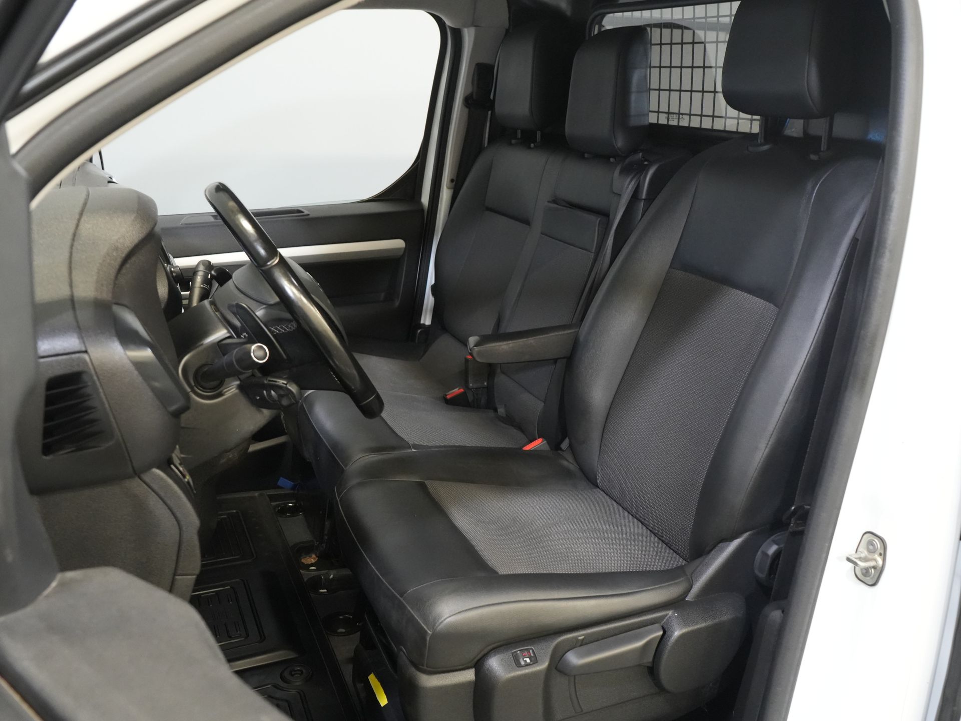 Toyota ProAce Worker Van 2.0 D-4D Aut. L2 Adapt.Cruise/ Head-Up/ Standheizung/ Carplay/ 2x Schiebetür/ Sitzverw./ Keyless/ Klima/ Navi/ Kamera/ PDC/ 17