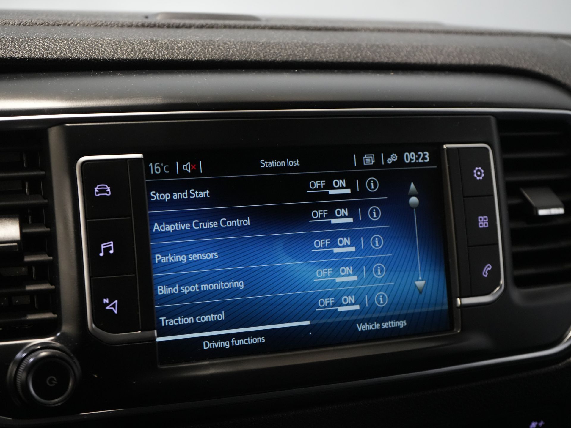 Toyota ProAce Worker Van 2.0 D-4D Aut. L2 Adapt.Cruise/ Head-Up/ Standheizung/ Carplay/ 2x Schiebetür/ Sitzverw./ Keyless/ Klima/ Navi/ Kamera/ PDC/ 17