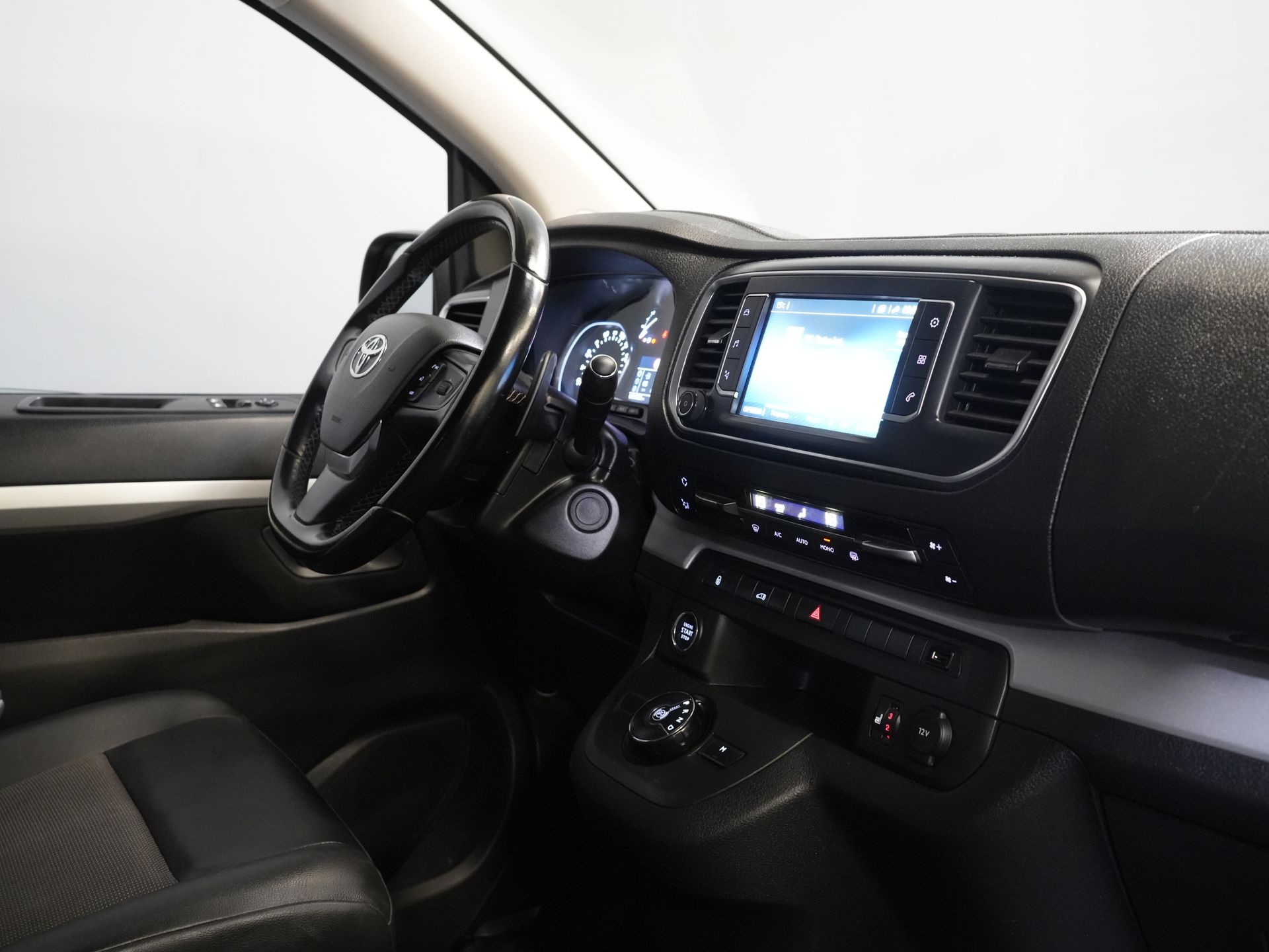 Toyota ProAce Worker Van 2.0 D-4D Aut. L2 Adapt.Cruise/ Head-Up/ Standheizung/ Carplay/ 2x Schiebetür/ Sitzverw./ Keyless/ Klima/ Navi/ Kamera/ PDC/ 17