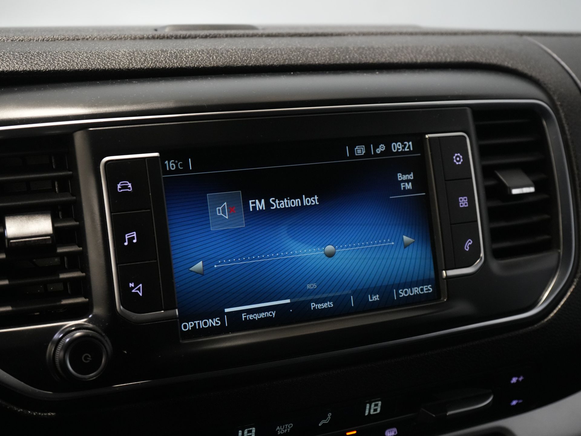 Toyota ProAce Worker Van 2.0 D-4D Aut. L2 Adapt.Cruise/ Head-Up/ Standheizung/ Carplay/ 2x Schiebetür/ Sitzverw./ Keyless/ Klima/ Navi/ Kamera/ PDC/ 17