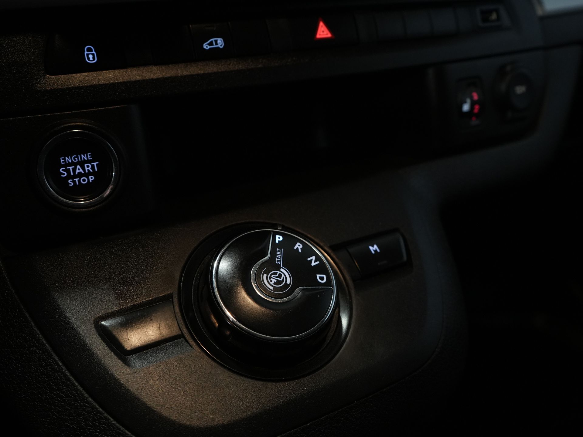 Toyota ProAce Worker Van 2.0 D-4D Aut. L2 Adapt.Cruise/ Head-Up/ Standheizung/ Carplay/ 2x Schiebetür/ Sitzverw./ Keyless/ Klima/ Navi/ Kamera/ PDC/ 17