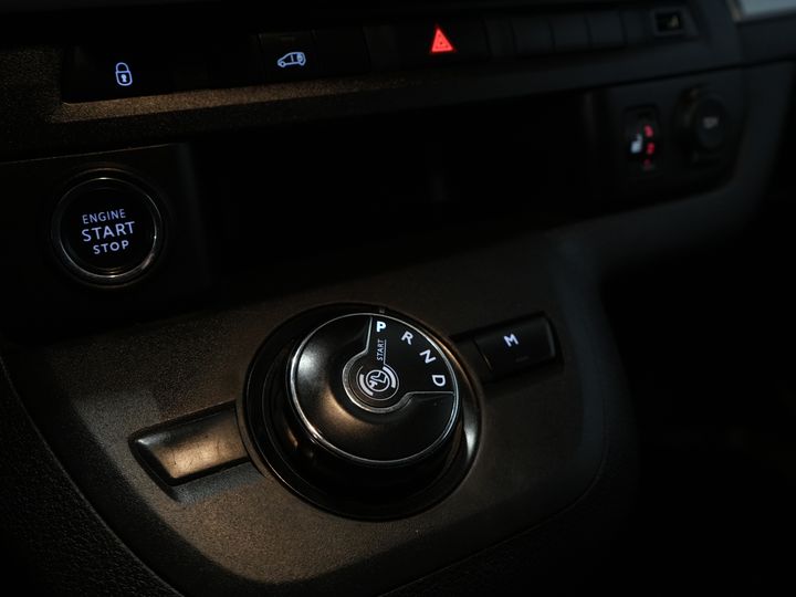 Toyota ProAce Worker Van 2.0 D-4D Aut. L2 Adapt.Cruise/ Head-Up/ Standheizung/ Carplay/ 2x Schiebetür/ Sitzverw./ Keyless/ Klima/ Navi/ Kamera/ PDC/ 17