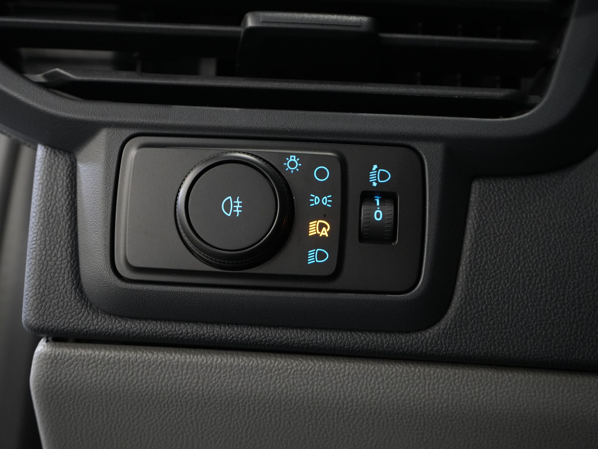 Ford E-Transit Custom Fourgon 320 Trend 65 kWh 330 km WLTP LED/ Chargeur rapide/ 2,3 t de capacité de remorquage/ Direction assistée/ Sièges chauffants/ Carplay/ Climatisation/ Caméra/ PDC/ Régulateur de vitesse