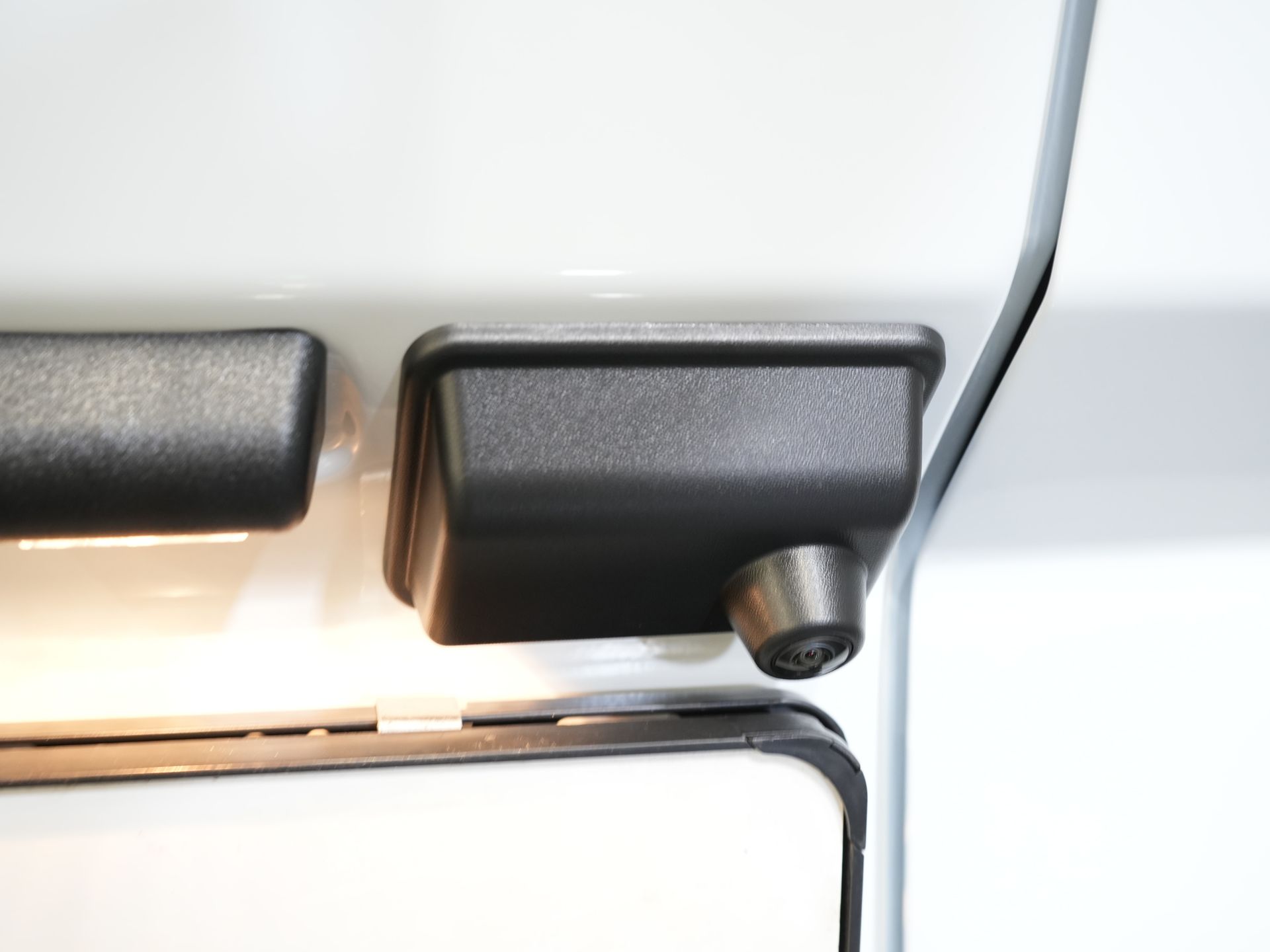 Ford E-Transit Custom Fourgon 320 Trend 65 kWh 330 km WLTP LED/ Chargeur rapide/ 2,3 t de capacité de remorquage/ Direction assistée/ Sièges chauffants/ Carplay/ Climatisation/ Caméra/ PDC/ Régulateur de vitesse