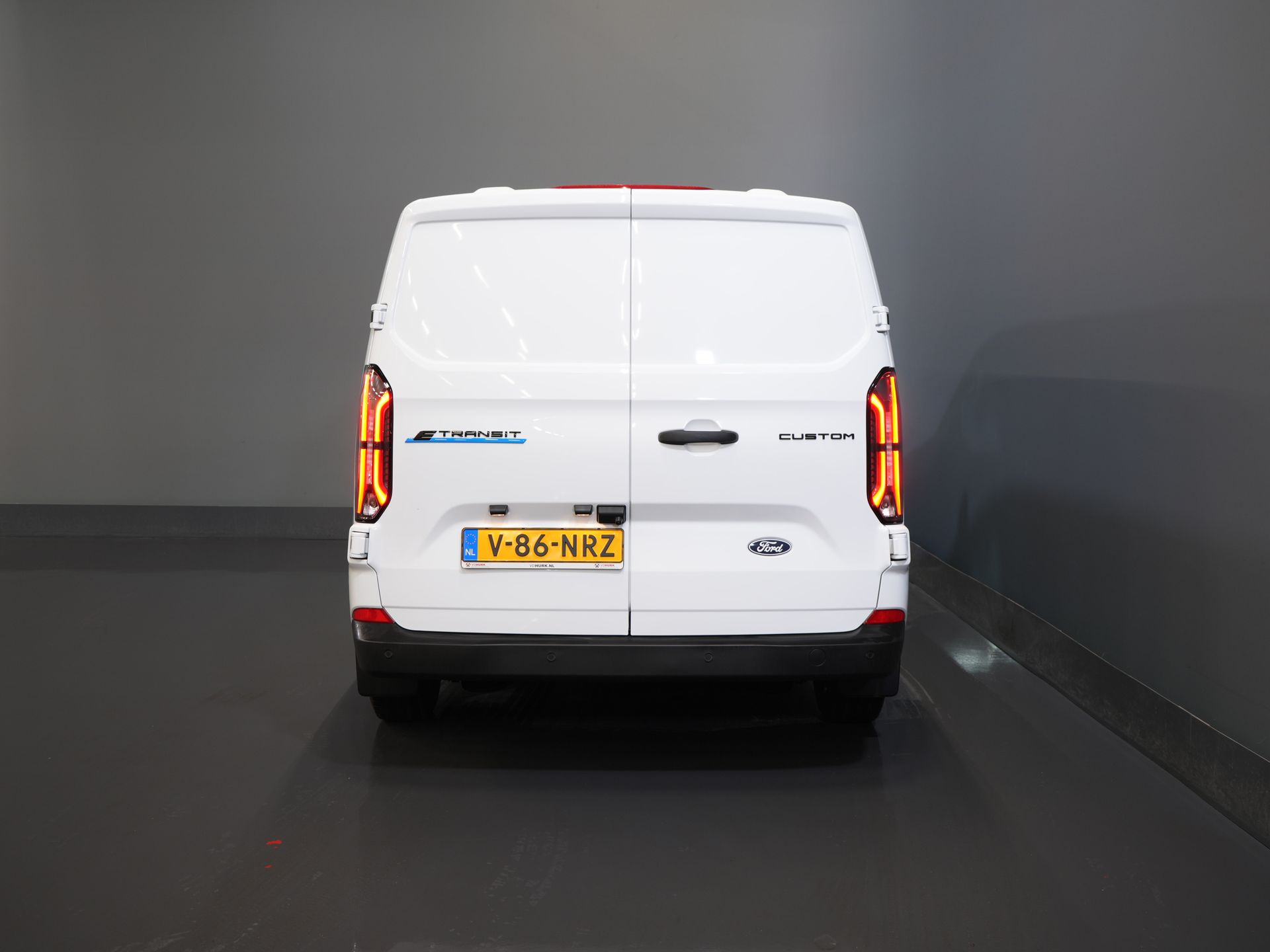 Ford E-Transit Custom Fourgon 320 Trend 65 kWh 330 km WLTP LED/ Chargeur rapide/ 2,3 t de capacité de remorquage/ Direction assistée/ Sièges chauffants/ Carplay/ Climatisation/ Caméra/ PDC/ Régulateur de vitesse