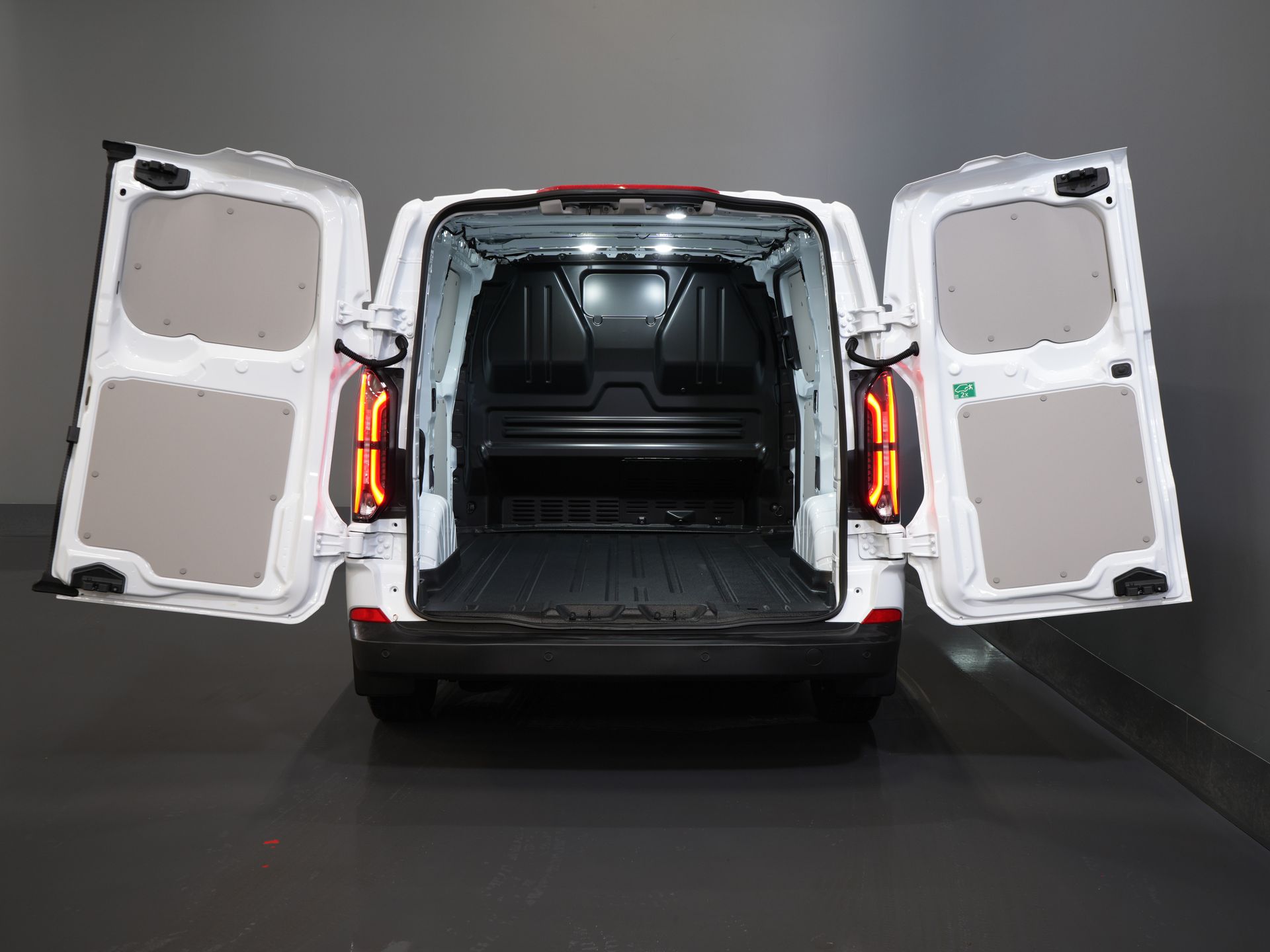 Ford E-Transit Custom Fourgon 320 Trend 65 kWh 330 km WLTP LED/ Chargeur rapide/ 2,3 t de capacité de remorquage/ Direction assistée/ Sièges chauffants/ Carplay/ Climatisation/ Caméra/ PDC/ Régulateur de vitesse