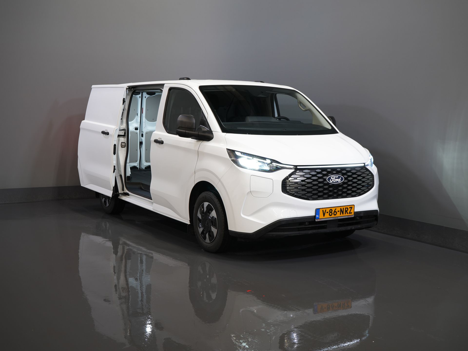 Ford E-Transit Custom Fourgon 320 Trend 65 kWh 330 km WLTP LED/ Chargeur rapide/ 2,3 t de capacité de remorquage/ Direction assistée/ Sièges chauffants/ Carplay/ Climatisation/ Caméra/ PDC/ Régulateur de vitesse