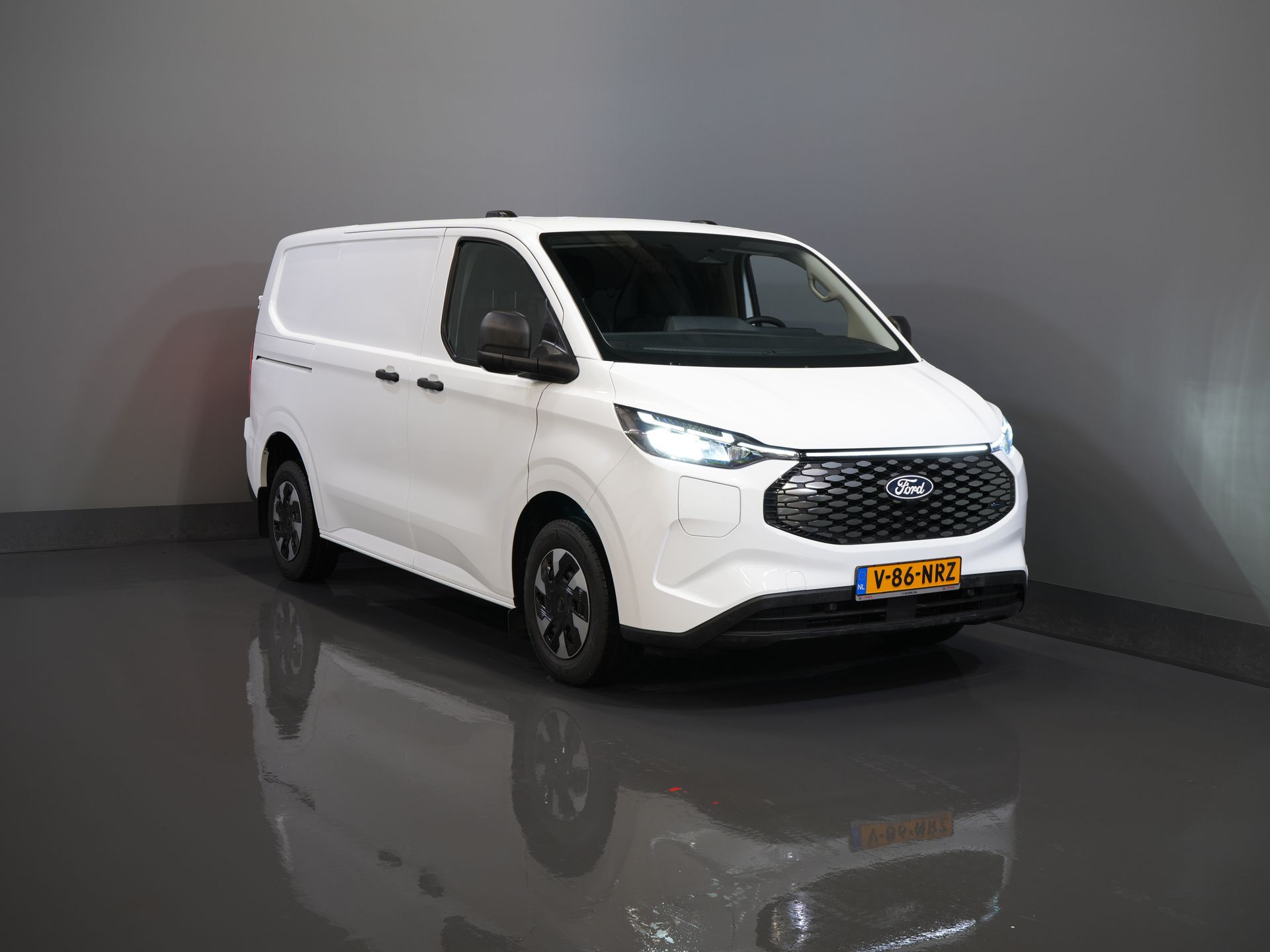 Ford E-Transit Custom Fourgon 320 Trend 65 kWh 330 km WLTP LED/ Chargeur rapide/ 2,3 t de capacité de remorquage/ Direction assistée/ Sièges chauffants/ Carplay/ Climatisation/ Caméra/ PDC/ Régulateur de vitesse