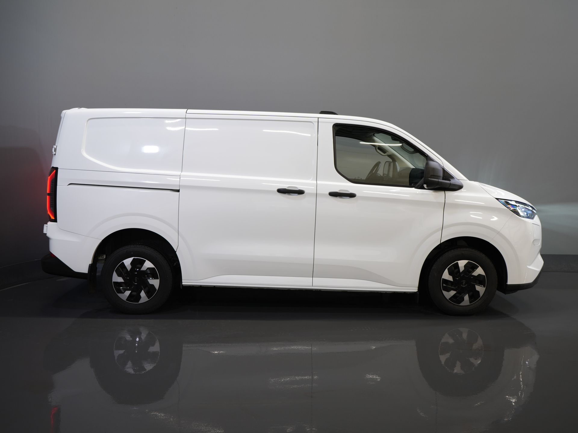 Ford E-Transit Custom Fourgon 320 Trend 65 kWh 330 km WLTP LED/ Chargeur rapide/ 2,3 t de capacité de remorquage/ Direction assistée/ Sièges chauffants/ Carplay/ Climatisation/ Caméra/ PDC/ Régulateur de vitesse