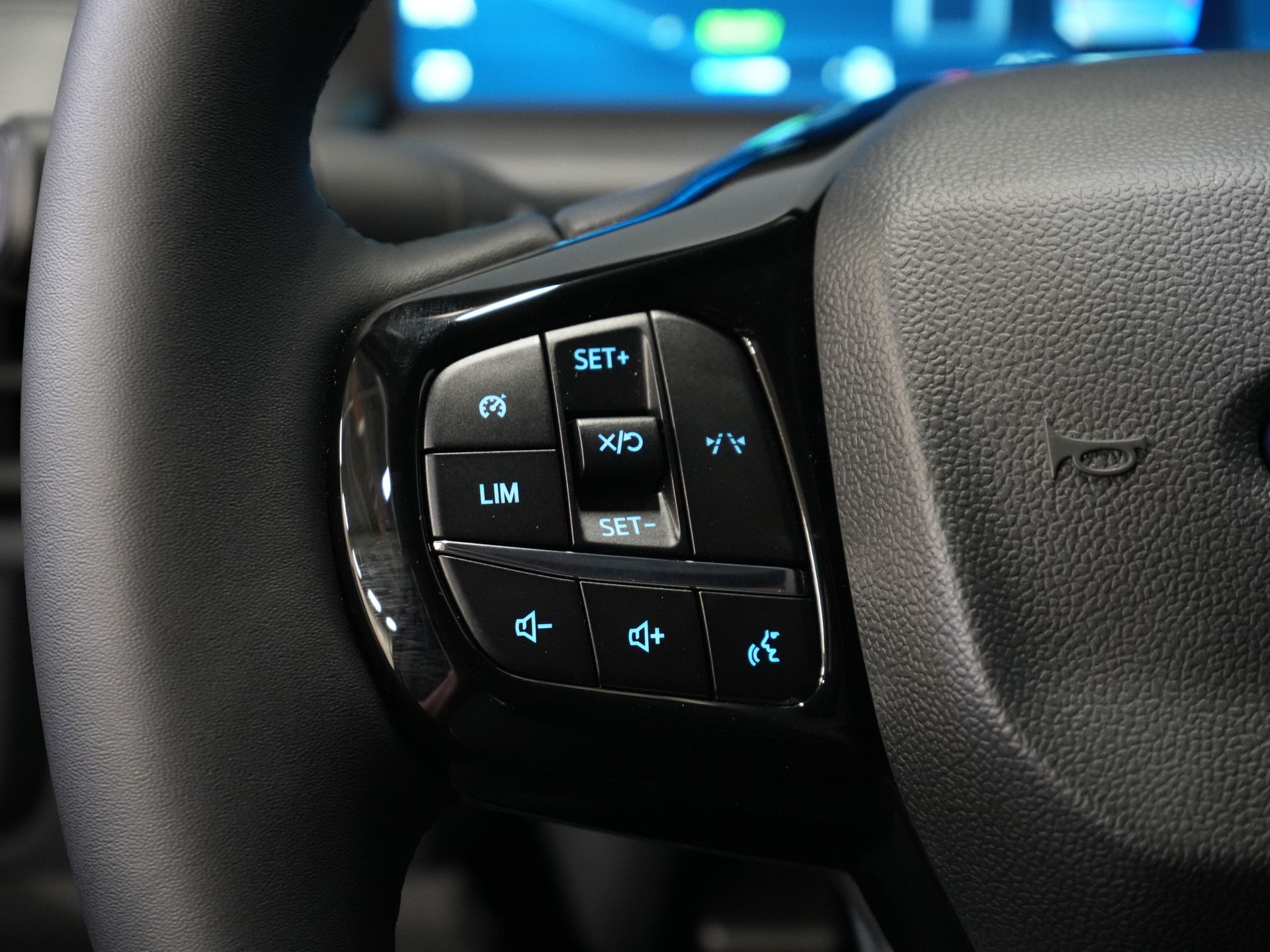 Ford E-Transit Custom Fourgon 320 Trend 65 kWh 330 km WLTP LED/ Chargeur rapide/ 2,3 t de capacité de remorquage/ Direction assistée/ Sièges chauffants/ Carplay/ Climatisation/ Caméra/ PDC/ Régulateur de vitesse