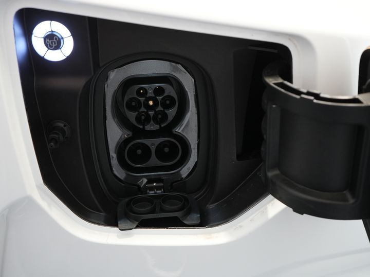 Ford E-Transit Custom Fourgon 320 Trend 65 kWh 330 km WLTP LED/ Chargeur rapide/ 2,3 t de capacité de remorquage/ Direction assistée/ Sièges chauffants/ Carplay/ Climatisation/ Caméra/ PDC/ Régulateur de vitesse