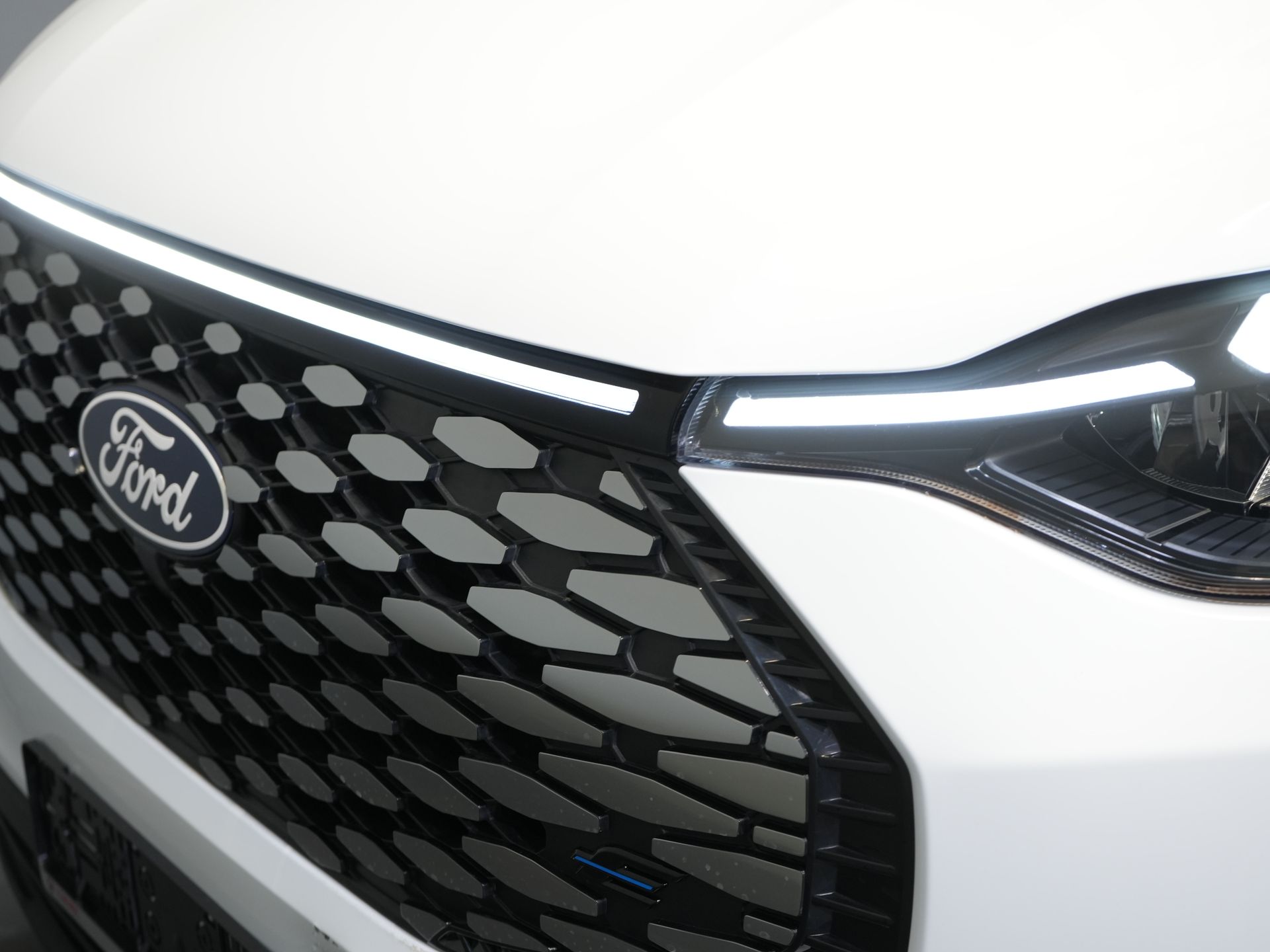 Ford E-Transit Custom Fourgon 320 Trend 65 kWh 330 km WLTP LED/ Chargeur rapide/ 2,3 t de capacité de remorquage/ Direction assistée/ Sièges chauffants/ Carplay/ Climatisation/ Caméra/ PDC/ Régulateur de vitesse