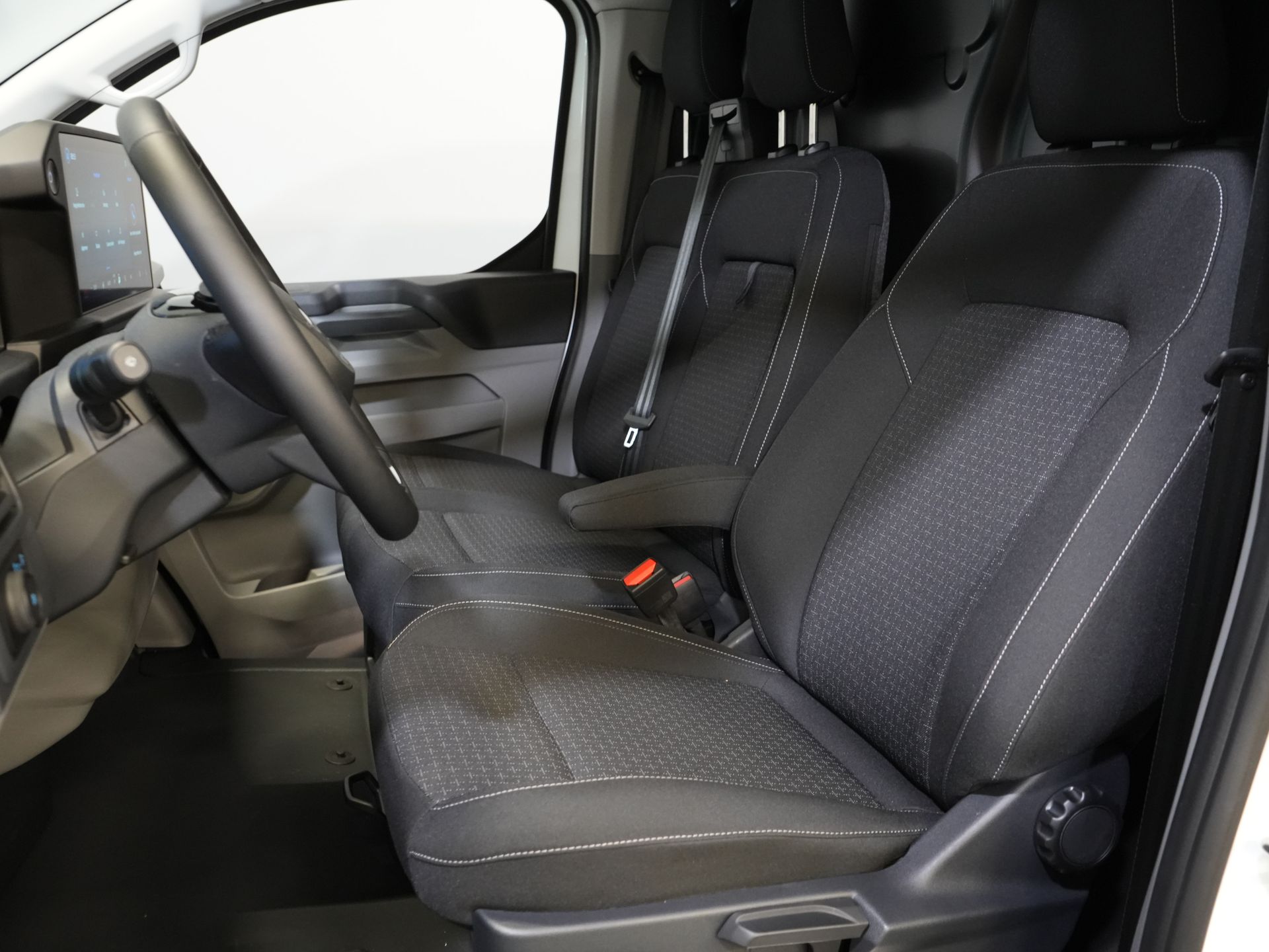 Ford E-Transit Custom Fourgon 320 Trend 65 kWh 330 km WLTP LED/ Chargeur rapide/ 2,3 t de capacité de remorquage/ Direction assistée/ Sièges chauffants/ Carplay/ Climatisation/ Caméra/ PDC/ Régulateur de vitesse