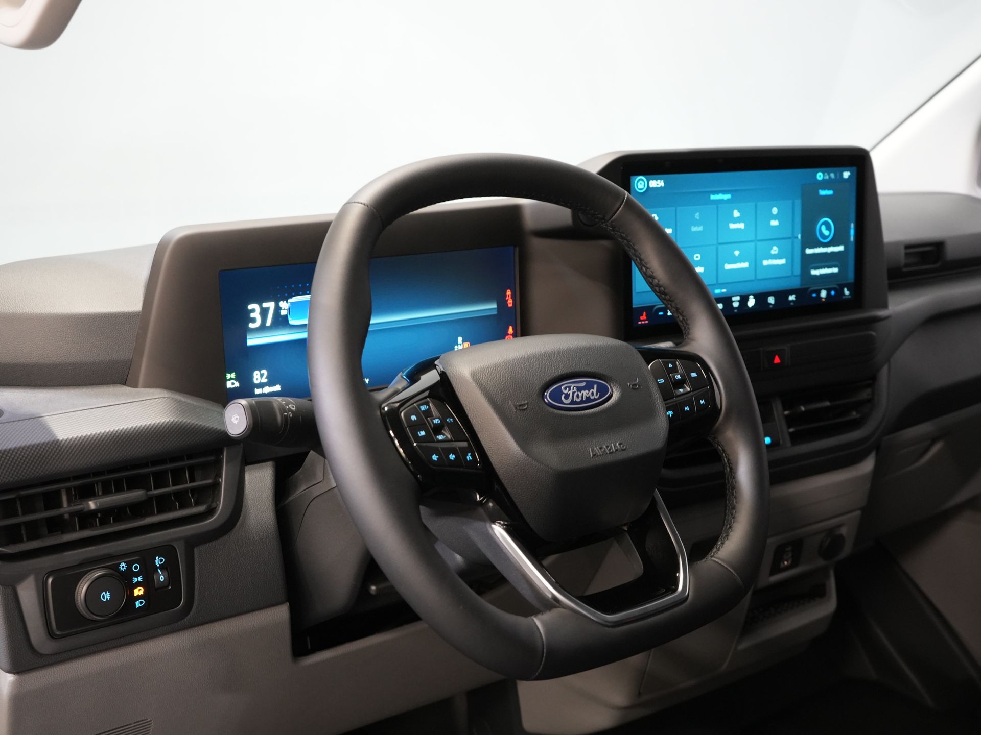 Ford E-Transit Custom Fourgon 320 Trend 65 kWh 330 km WLTP LED/ Chargeur rapide/ 2,3 t de capacité de remorquage/ Direction assistée/ Sièges chauffants/ Carplay/ Climatisation/ Caméra/ PDC/ Régulateur de vitesse