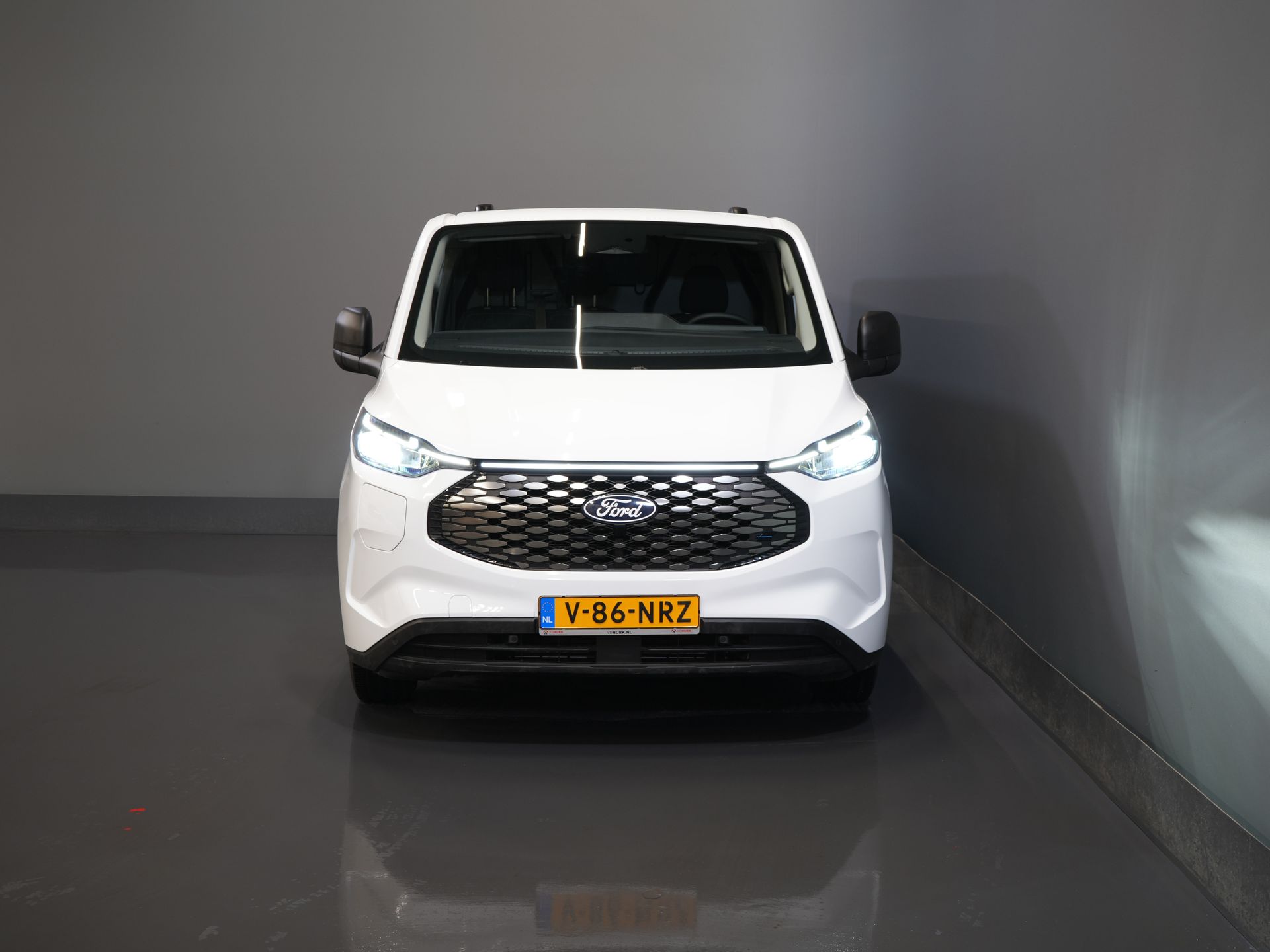 Ford E-Transit Custom Fourgon 320 Trend 65 kWh 330 km WLTP LED/ Chargeur rapide/ 2,3 t de capacité de remorquage/ Direction assistée/ Sièges chauffants/ Carplay/ Climatisation/ Caméra/ PDC/ Régulateur de vitesse