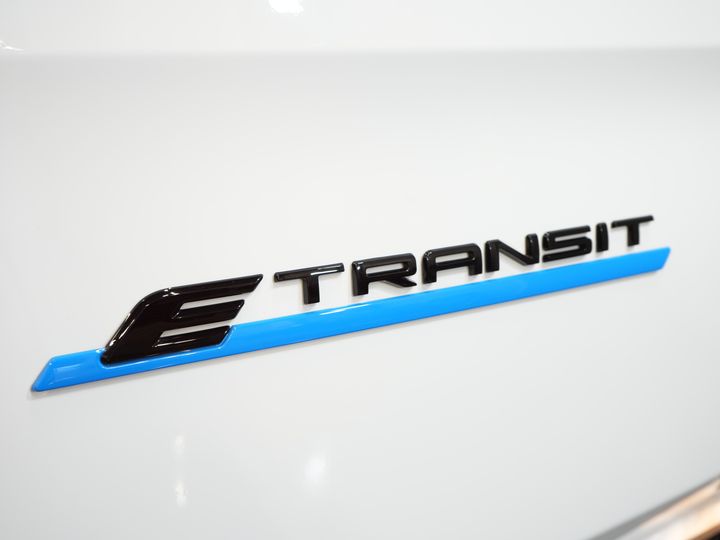 Ford E-Transit Custom Fourgon 320 Trend 65 kWh 330 km WLTP LED/ Chargeur rapide/ 2,3 t de capacité de remorquage/ Direction assistée/ Sièges chauffants/ Carplay/ Climatisation/ Caméra/ PDC/ Régulateur de vitesse