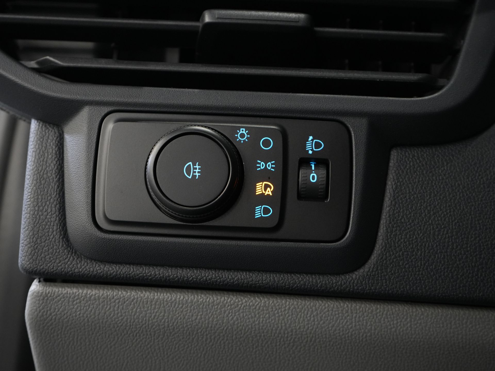 Ford E-Transit Custom Fourgon 320 Trend 65 kWh 330 km WLTP LED/ Chargeur rapide/ 2,3 t de capacité de remorquage/ Direction assistée/ Sièges chauffants/ Carplay/ Climatisation/ Caméra/ PDC/ Régulateur de vitesse