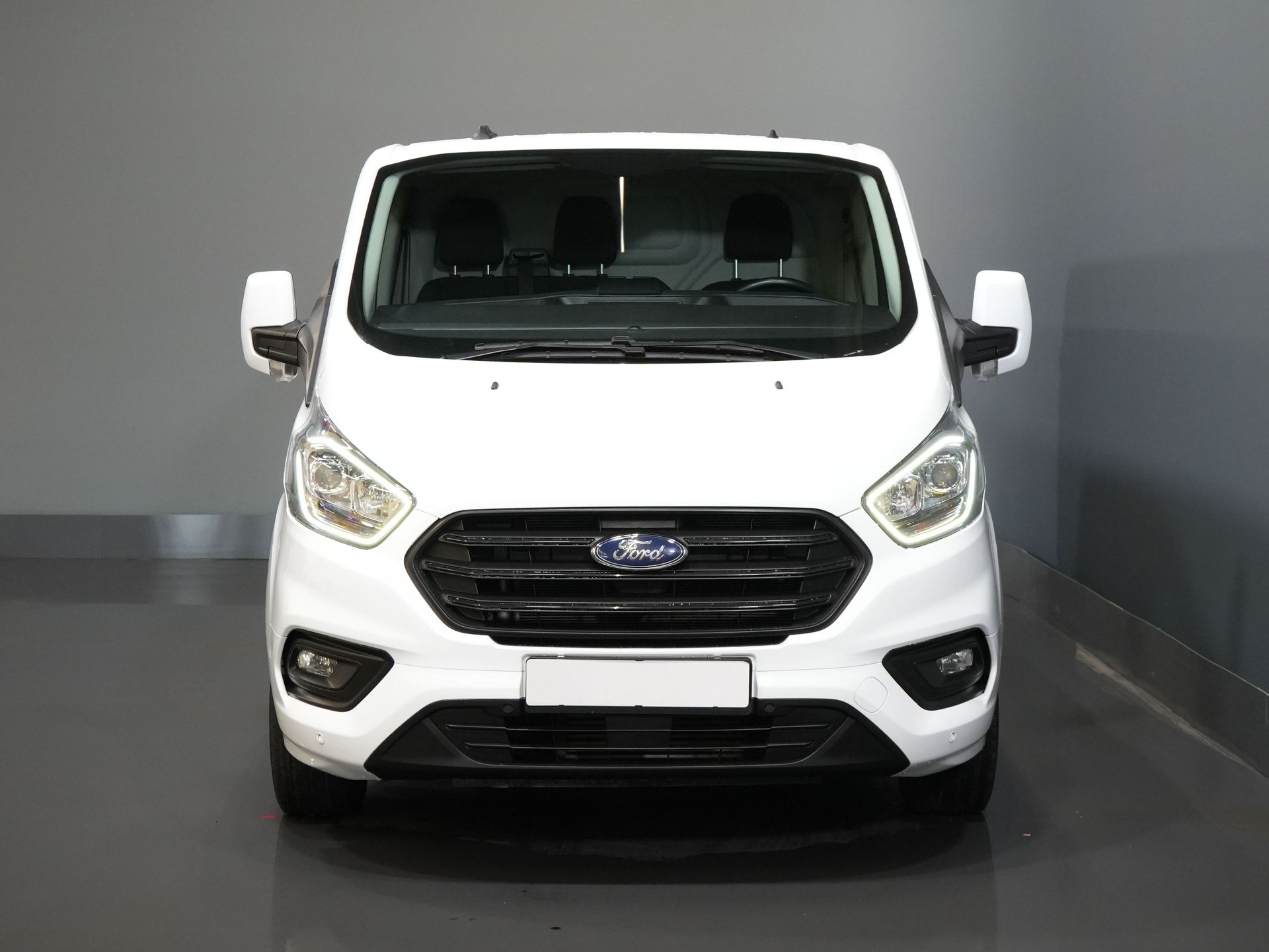 Ford Transit Custom Van 2.0 TDCI 130 hp L2 2.8t Towingverm./ Windshield verw./ Cruise/ PDC V+A/ DAB