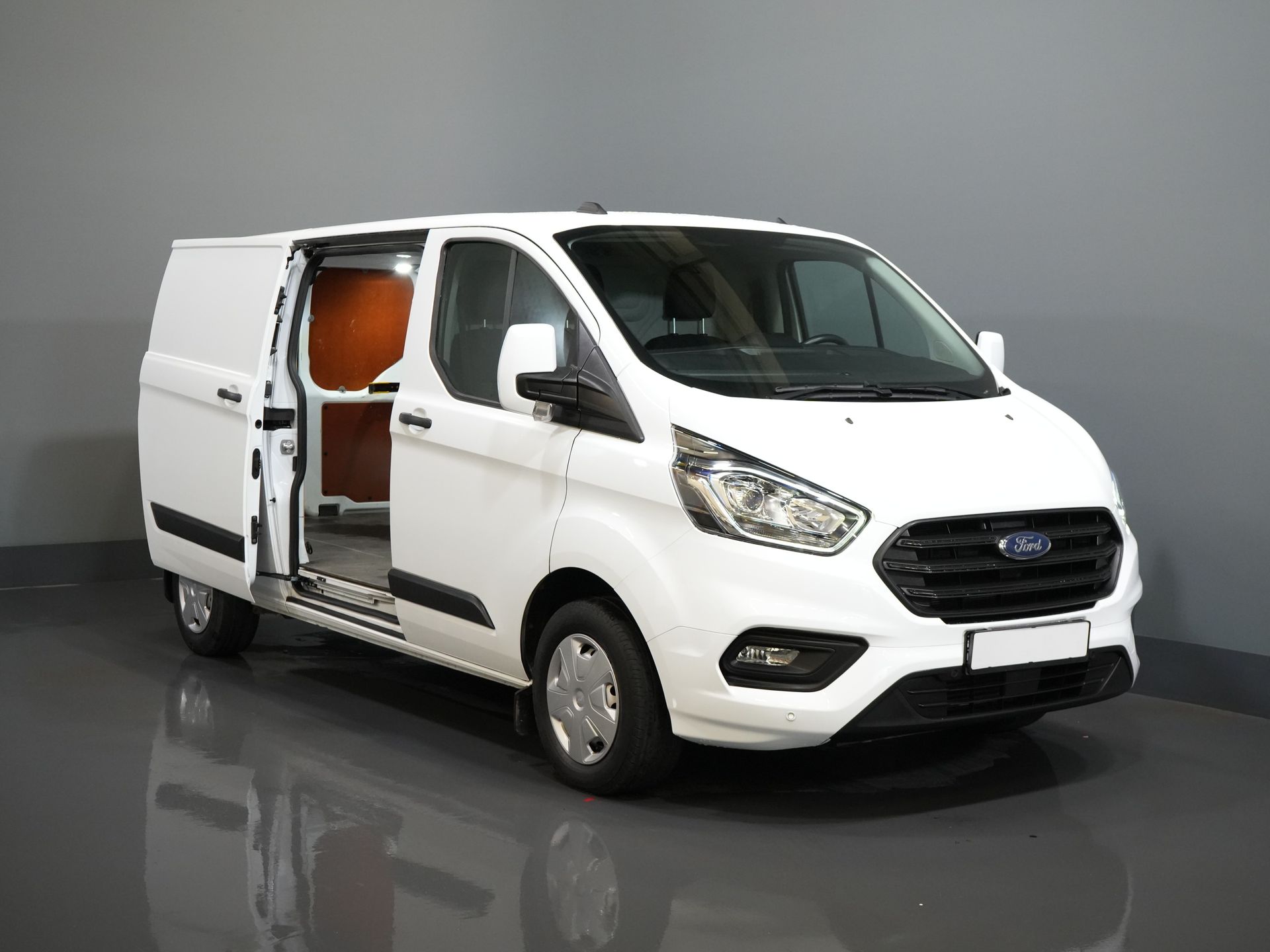Ford Transit Custom Van 2.0 TDCI 130 hp L2 2.8t Towingverm./ Windshield verw./ Cruise/ PDC V+A/ DAB