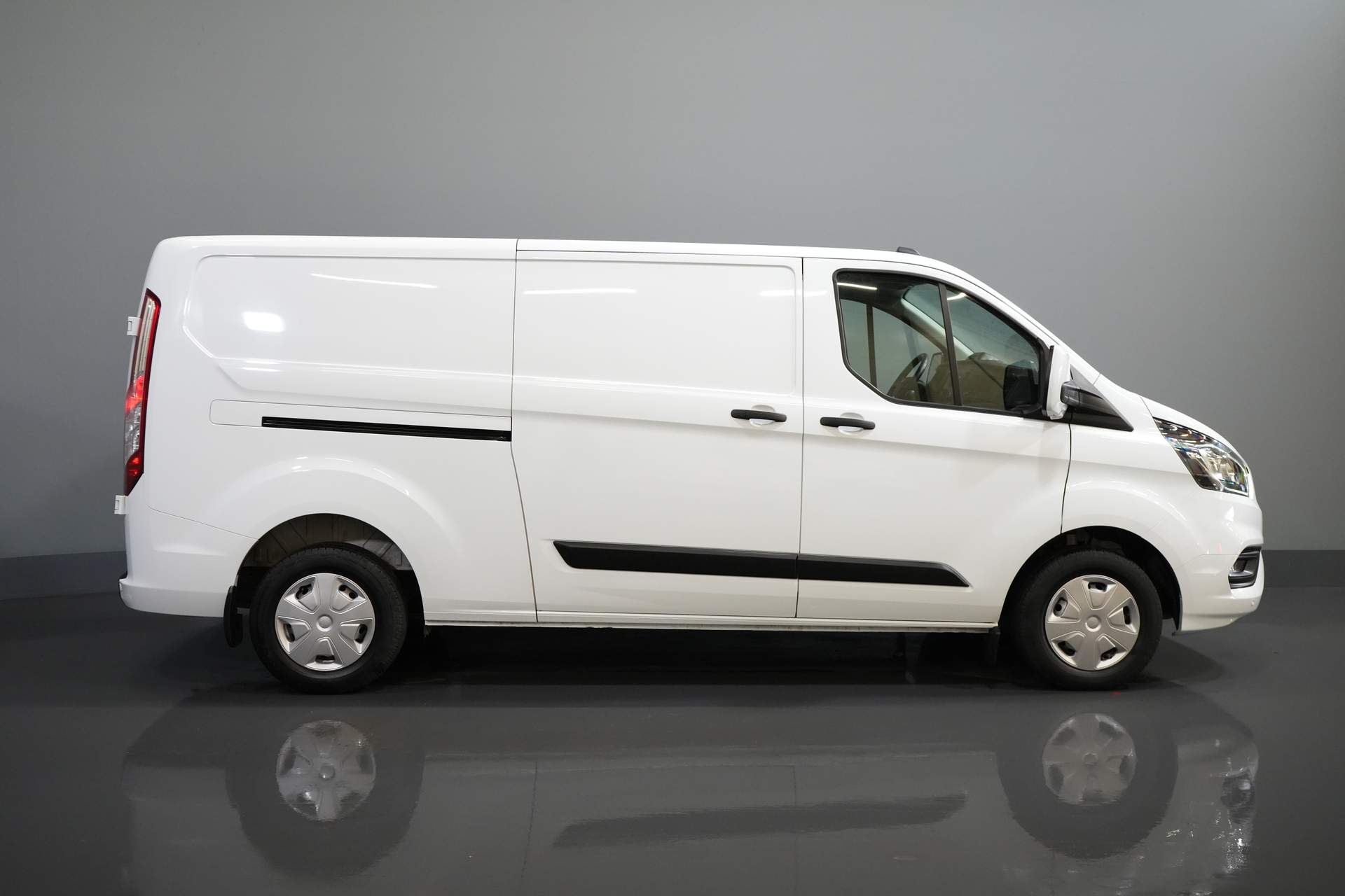 Ford Transit Custom Van 2.0 TDCI 130 hp L2 2.8t Towingverm./ Windshield verw./ Cruise/ PDC V+A/ DAB