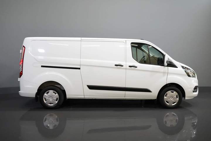 Ford Transit Custom Van 2.0 TDCI 130 hp L2 2.8t Towingverm./ Windshield verw./ Cruise/ PDC V+A/ DAB