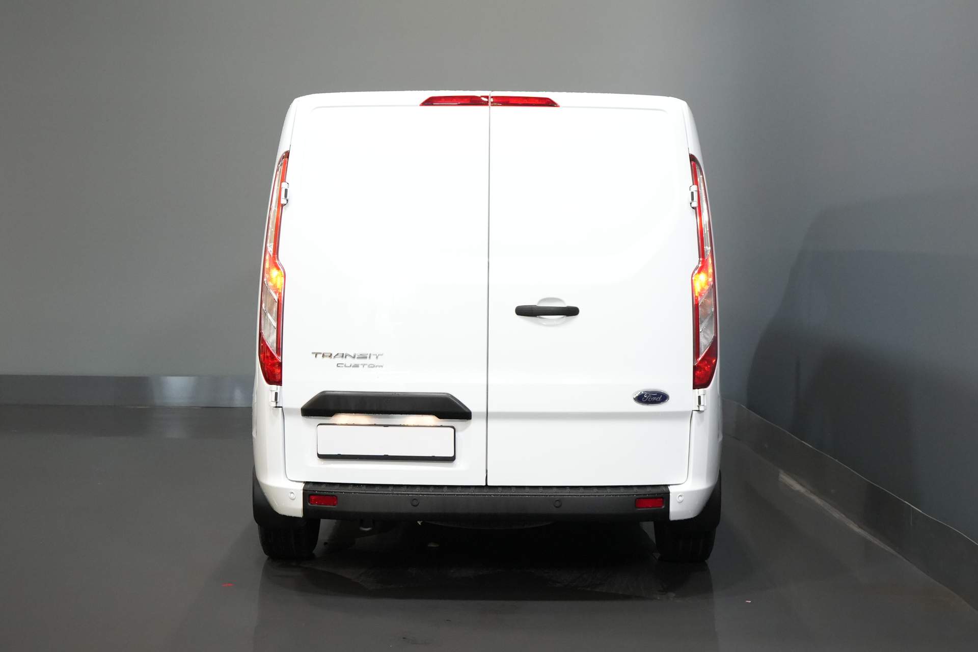 Ford Transit Custom Van 2.0 TDCI 130 hp L2 2.8t Towingverm./ Windshield verw./ Cruise/ PDC V+A/ DAB