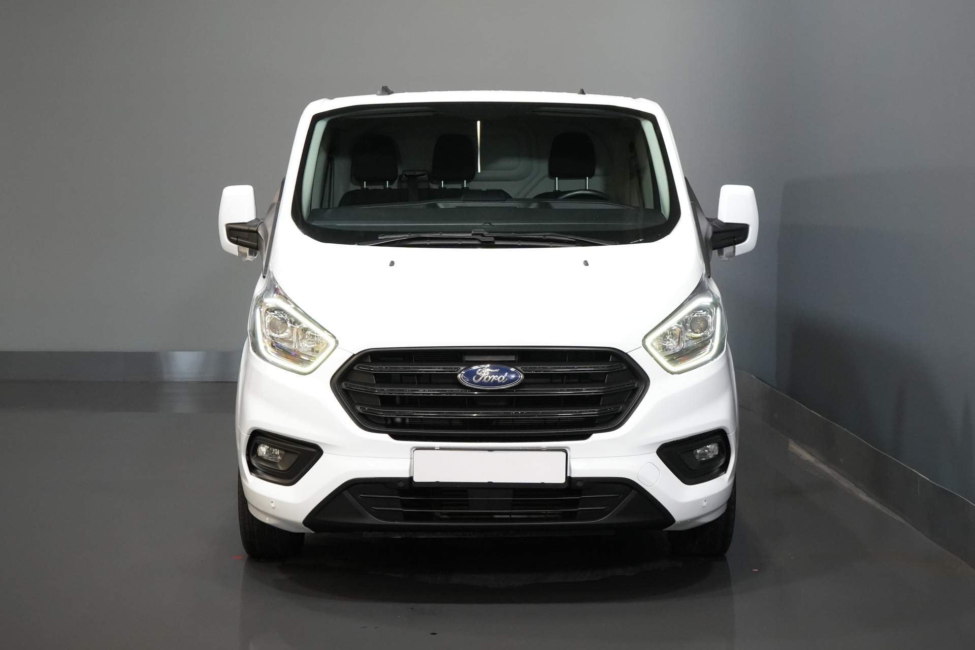 Ford Transit Custom Van 2.0 TDCI 130 hp L2 2.8t Towingverm./ Windshield verw./ Cruise/ PDC V+A/ DAB