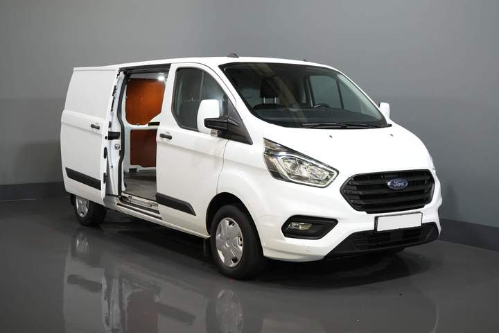 Ford Transit Custom Van 2.0 TDCI 130 hp L2 2.8t Towingverm./ Windshield verw./ Cruise/ PDC V+A/ DAB